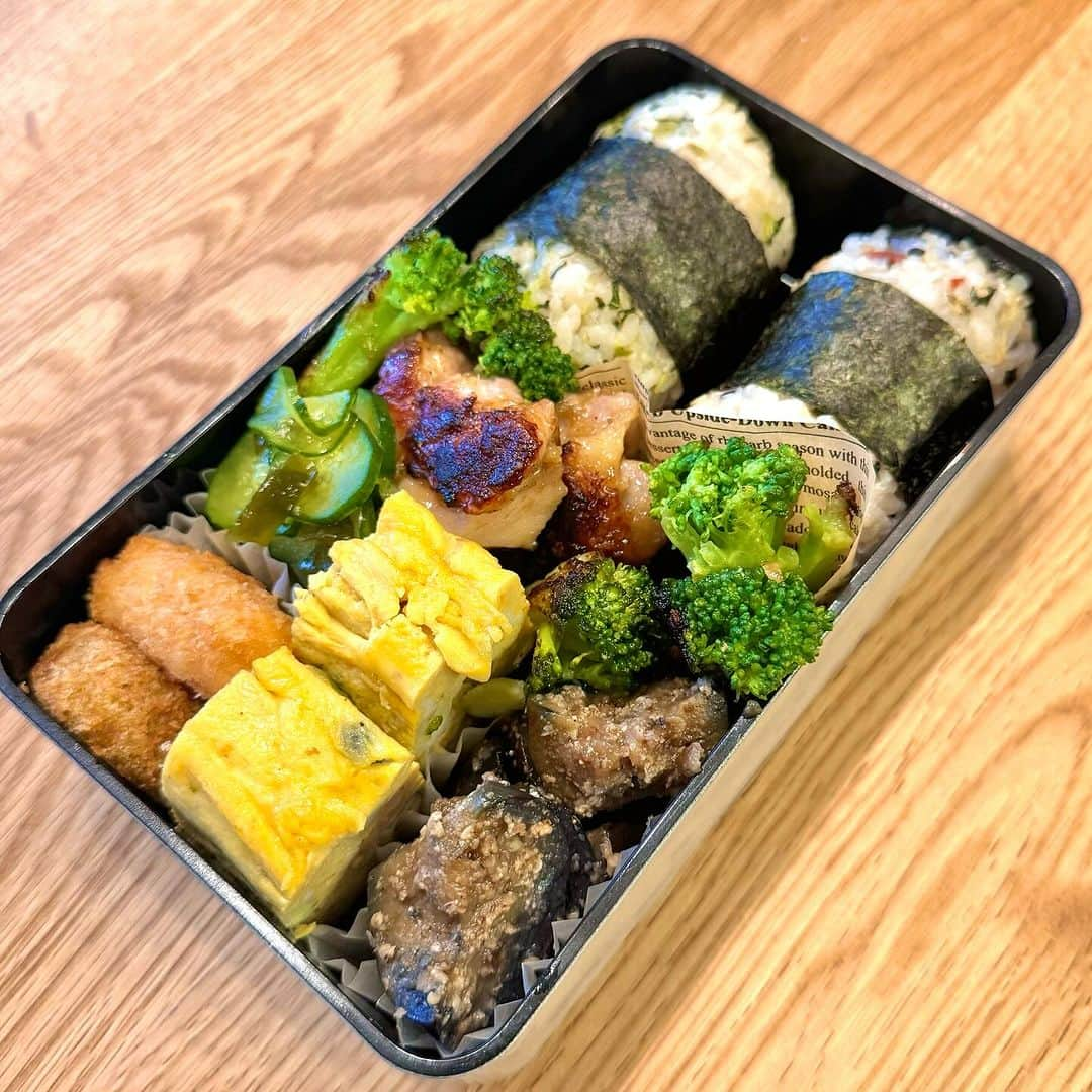 おちあやこさんのインスタグラム写真 - (おちあやこInstagram)「今日の夫弁当。  鶏ももとブロッコリーマヨネーズ焼き  おにぎりはふりかけ2種類 ナスの甘辛ゴマ炒め ワカメときゅうりの酢の物←やっと無くなった！ 丹羽黒枝豆のだし巻き卵 冷凍コロッケ 　 です。  結構ぎゅうぎゅうに詰めたから、お腹いっぱいになるはず。  今週は夫弁当ファイナルウィークだったから 休みなく毎日作ったけど、大変だわ😅 毎日作ってたころの自分を尊敬する…  娘に弁当が必要になったとしたら、サボる日つくんなきゃ  #今日の夫弁当 #今日のお弁当 #お弁当 #弁当記録 #あと2日」11月9日 7時19分 - ayako_ochi_fukuoka