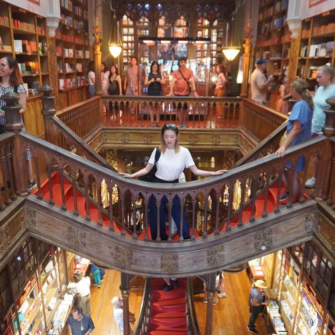 神谷由香のインスタグラム：「"World heritage bookstore📖"  世界遺産に登録されている本屋 "Livraria Lello"  世界で最も美しい本屋の1つとも言われるそう。  ハリー・ポッターの原作者J・Kローリングが執筆時 住んでいたそうで、この書店がハリーポッターのロケ地や 世界観と言われファンの聖地にもなっているらしい！  圧倒的世界観で入場料かかるけど行って良かった！  本屋なのに建物の装飾や洋書見てると美術館に 来たような感覚に！  話変わるけど、  本屋行くとお腹痛くなる現象って"青木まりこ現状"って言うらしいよ🤣知ってた？？？  #livrarialello #porto #レロイイルマオン書店 #ポルト #Portugal #ポルトガル旅行 #ポルトガル　#World heritage  #世界遺産」