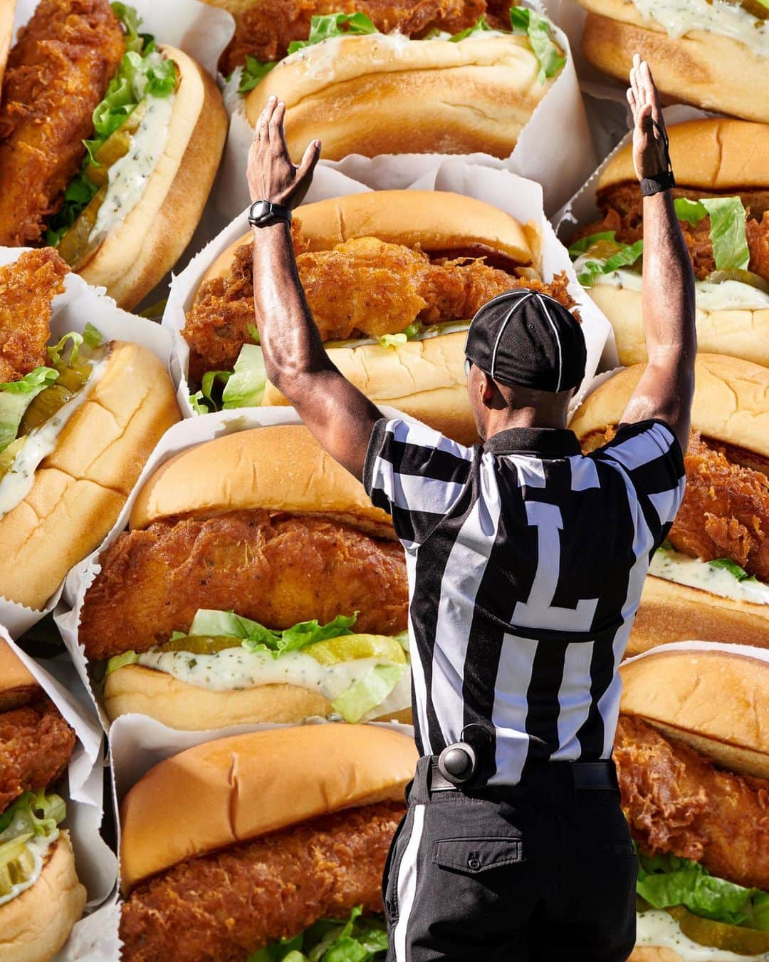 SHAKE SHACKのインスタグラム：「Manifesting chaos in the endzones this Sunday. 🏈🐔 If a player does the chicken dance, everyone scores a FREE Chicken Shack.*  Who's gonna be the hero? Tag your player below.👇   *Terms apply. See link in bio for details.」