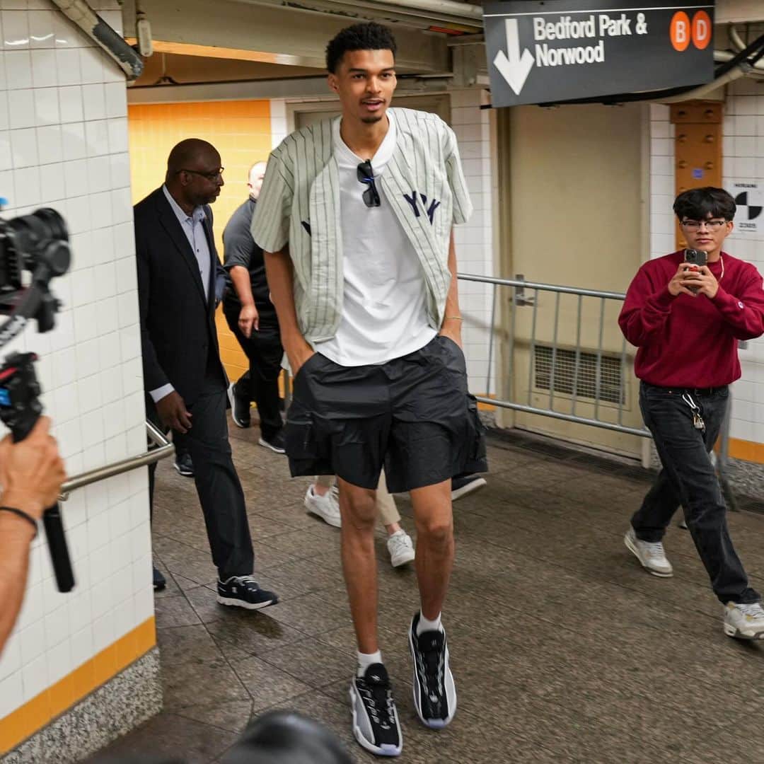 NBAさんのインスタグラム写真 - (NBAInstagram)「⏪ The first time Wemby rode the New York City subway this summer was unforgettable.  He returns to NYC to make his MSG debut TONIGHT at 7:30pm/et on ESPN!」11月9日 7時28分 - nba