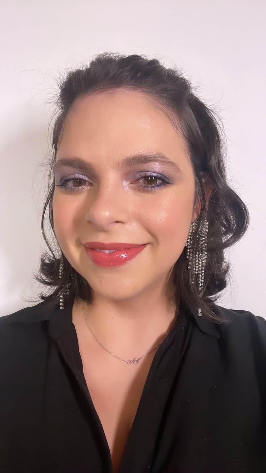 M·A·C Cosmetics BRのインスタグラム：「Live com nossa treinadora @_fe_fonseca  Produtos usados em ordem: Fix+ Hyper Real Serumizer Glowplay Balm Sweet Treat Big Boost Fiber Gel Lingering Blush Mineralize Warm Soul Paleta Snowbody’s Business X12 Iliminador Gleamscape Sombra Zero Chill Lápis Blurring Blue Batom Pepper Pink Gloss Gleam On (kit Lost in the Gloss Lipglass Trio: Pink) Fix+ Stay Over  Pincéis: #171S #286S #116S #217S #239S Kit Brush Of Snow  Produtos citados: Kit Hyper Real Primer Frosted Blur  Kit 5 batons: Frostbitten Kiss Lustreglass Kit 3 batons mini: Lustrelite Mini Trio: Neutral Sombras individuais: Jingle Tingle e Gold Crush Lápis Gleam On Batons individuais: Merry Cherry e Cocoa Kisses Dazzleshadow liquid Flash and Dash」