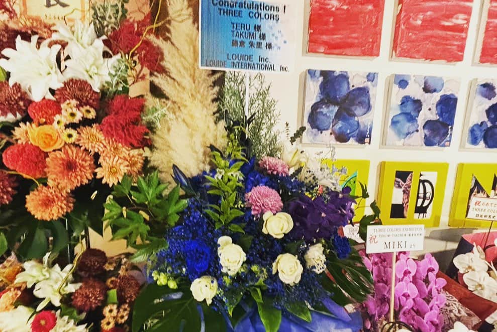 TERUさんのインスタグラム写真 - (TERUInstagram)「^_^  昨日、遂にスタート！ たくさんのお祝いのお花、ありがとうございます！ お友達からたくさん届いてました！  函館市長の大泉潤さんから贈られたお花は特大でした^_^ ありがとうございます♪  金森赤レンガ倉庫　ヒストリープラザで開催してるTHREE COLORS EXHIBITIONでは、TERU、建築家@現代アート作家　TAKUMI、函館で活動中の画家　藤倉朱里と、テーマ曲を担当した函館出身のシンガーソングライター　PARAとのラジオ形式のBGも随時会場でオンエア。  あうん堂で開催されてる万里一空ではTERUの1人喋りにこの個展のためにPARAが制作した曲　万里一空がオンエアされてます。  今日も10時からオープンしますので、参加される皆様、楽しんでくださいね！  函館の空気もたくさん吸って気分転換して下さいね〜！  @takumihasegaw  @shuri_fujikura @fujikura_1129  @paraplusone @paranormalizer」11月9日 7時29分 - glay__teru