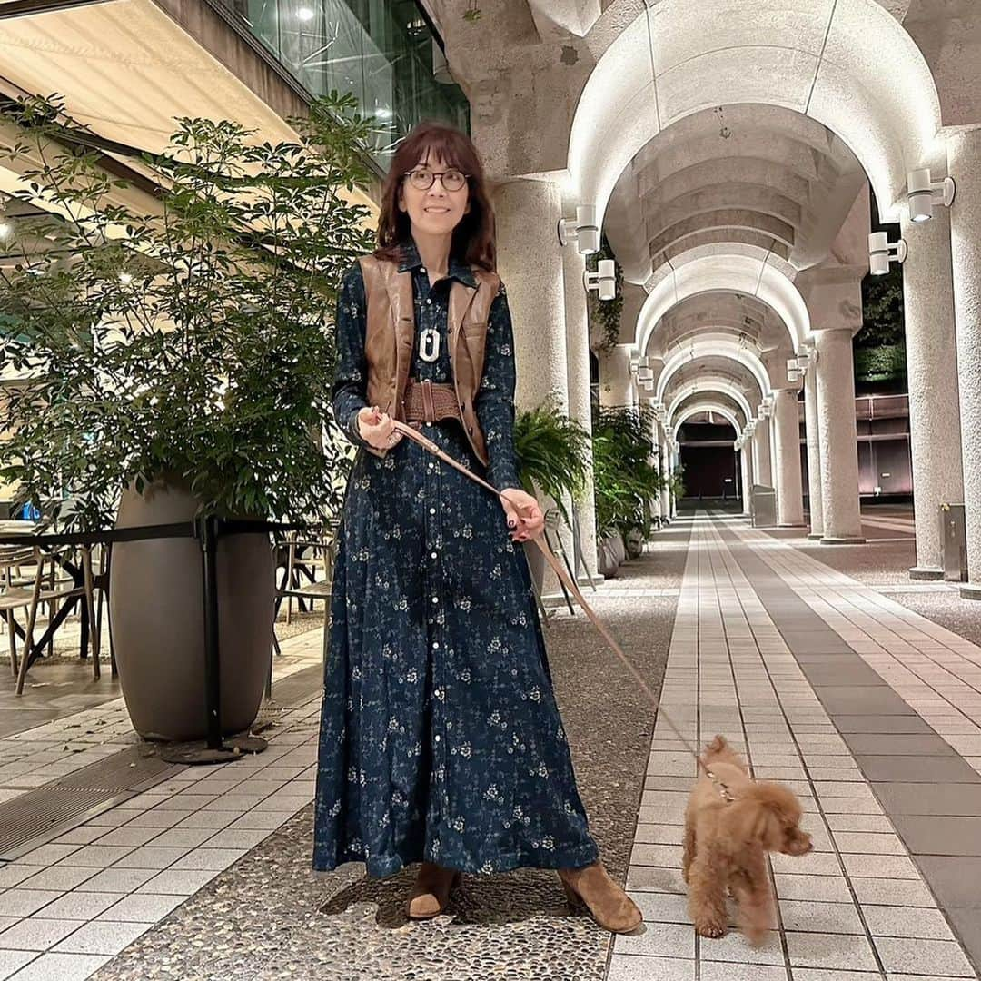 柏木由紀子さんのインスタグラム写真 - (柏木由紀子Instagram)「打ち合わせ後の小休止 丸の内もクリスマスムード🎄ですね この日は　@ralphlauren のシャツワンピースにジレと太めのベルトを合わせました。 ジレはずいぶん前(25年くらい？！)のものです。 シャツワンピースはワンピースとしてはもちろん、羽織もののような着こなしも可能で万能ですよね😊 そして私の場合はベルトがマスト！  柏木由紀子スタイルブックでは 秋冬の着こなしもたくさん掲載しております😊」11月9日 7時26分 - yukiko_kashiwagi