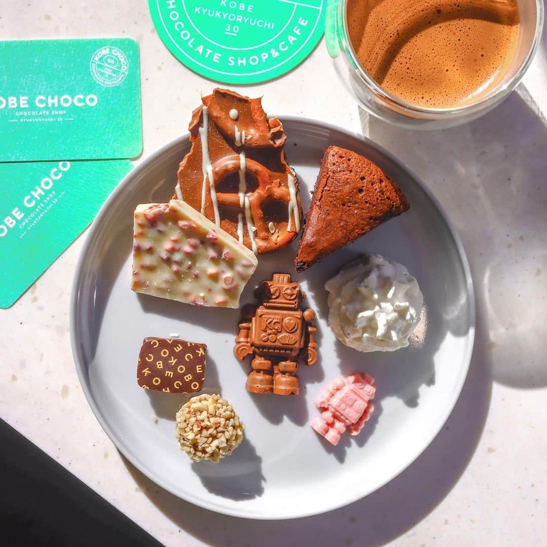 のインスタグラム：「ロボチョ🤖でお馴染みのチョコレート専門店 「KOBE CHOCO」のショップ&カフェが 11月16日(木)に一周年を迎えるよーっ！  周年を記念して 30日(木)までアニバーサリープレートが 提供されているのだけど、 これがびっくりするくらいお得すぎたから シャアさせていただきたい...。  プレートは ・トリュフ ・プラリネ ・ロボチョ ・ミニロボチョ ・バディーチョコレート ・チョコレートケーキ をそれぞれ自分好みで選ぶことができるのだけど、 なんとこれ¥550なのです...！  何度も見直してしまったくらいの価格設定に、 疑心暗鬼になってしまったもの。  とか言いながらも、 ここぞとばかりにお願いしましたが☜  さらにさらにカフェラテ(HOT)にも アニバーサリー限定アートが描かれていたり、 オープン当初はなかった チョコバナナのホットサンドも 仲間入りしていたりもします。  ぜひこれを機に訪れてくださーい🤖！  店名:KOBE CHOCO @kobe_choco 住所:兵庫県神戸市中央区明石町30 常盤ビル2階  #PR #KOBECHOCO #japanesesweets #japanesegourmet #japanesefood #チョコレート #japanfood #japantrip」