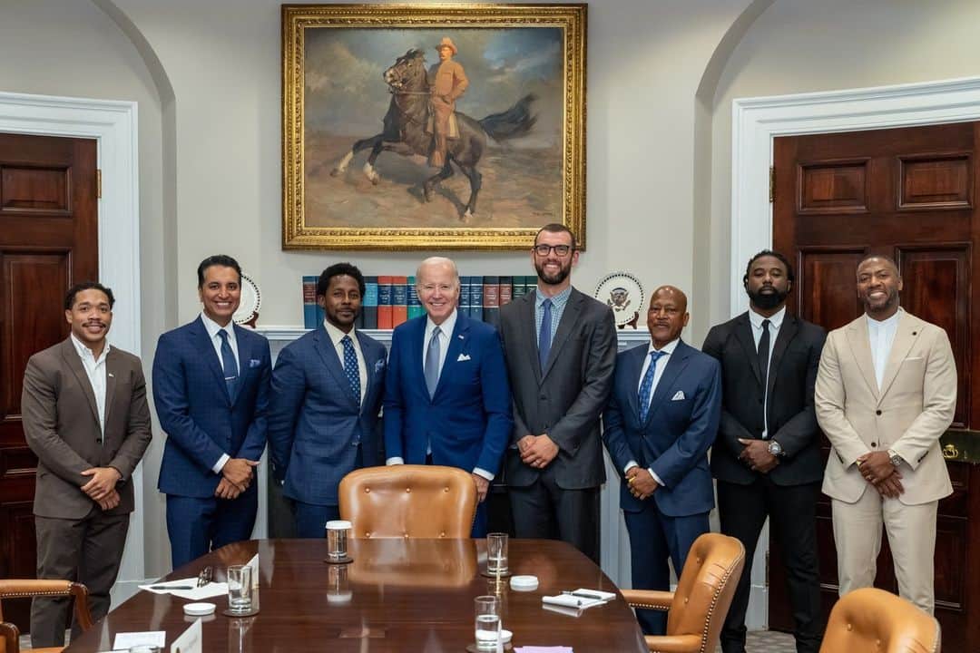 The White Houseのインスタグラム：「Today, President Biden met with former college football players and advocates at the White House to hear about the challenges college athletes face, including in health and safety. Participants discussed a variety of ideas to address these issues.」