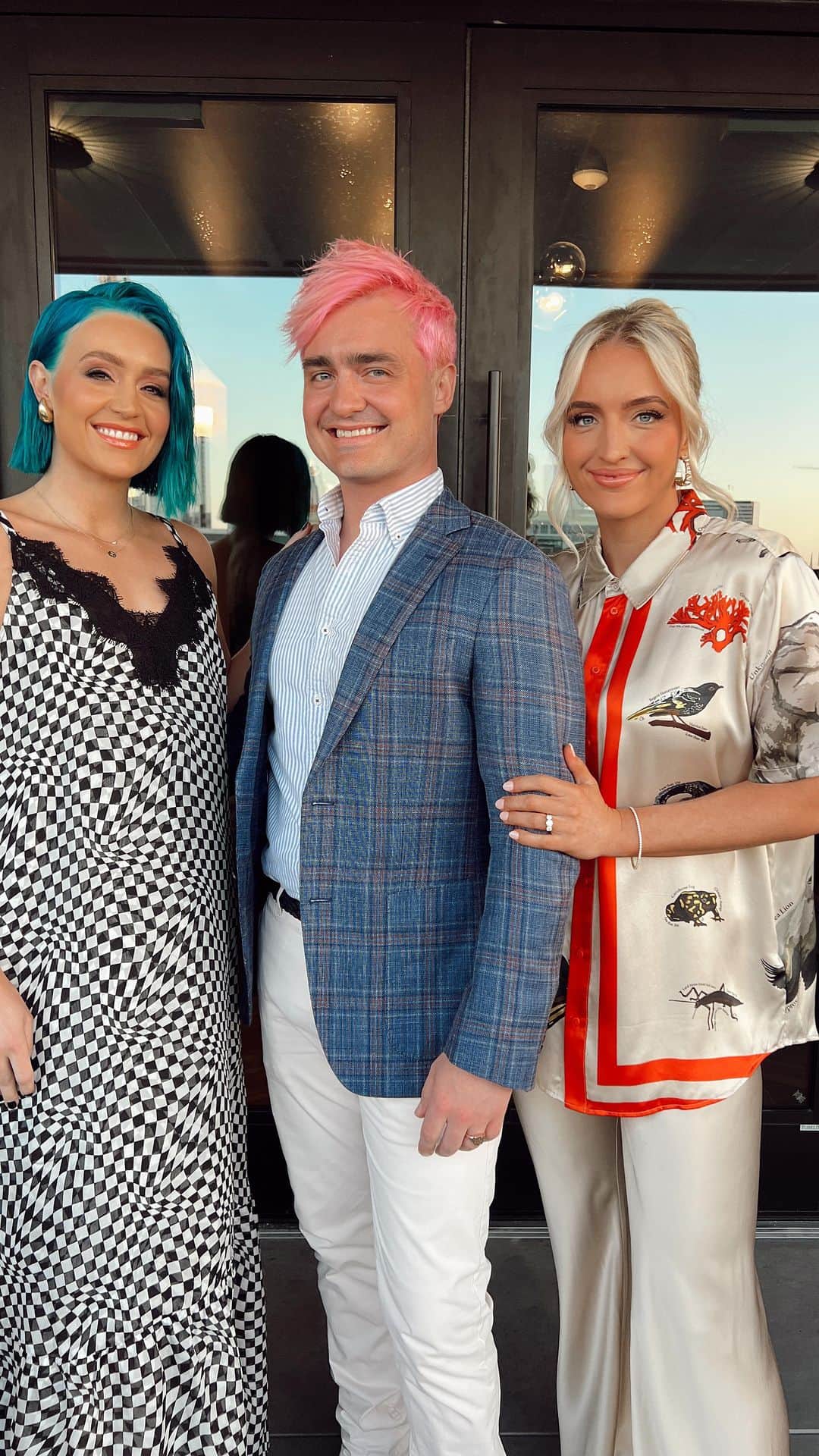 シェパードのインスタグラム：「@cma we are super excited to be attending for the first time tonight! Follow along on our stories ❤️ #cmas #sheppard   Dressed by Aussies  @silklaundry @mjbale」