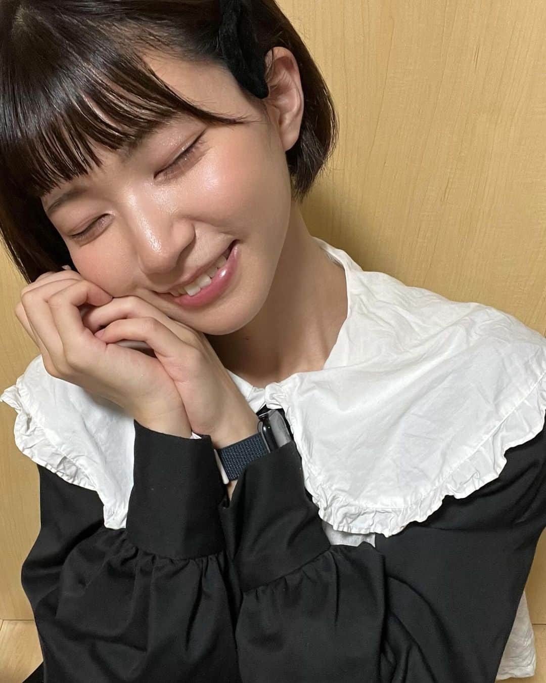 横道侑里さんのインスタグラム写真 - (横道侑里Instagram)「アップルウォッチゲットしてから、 自撮り苦手な私、この撮り方便利すぎて。 時々失敗ちゃうけど、愛用してます(笑) 後ろボサボサなのはご愛嬌♡︎ʾʾ  この服ラスト出し…なんか恥ずかしくなっちゃって遅くなっちゃった  待って音消えてない声やばい笑笑」11月9日 7時40分 - sideroad615