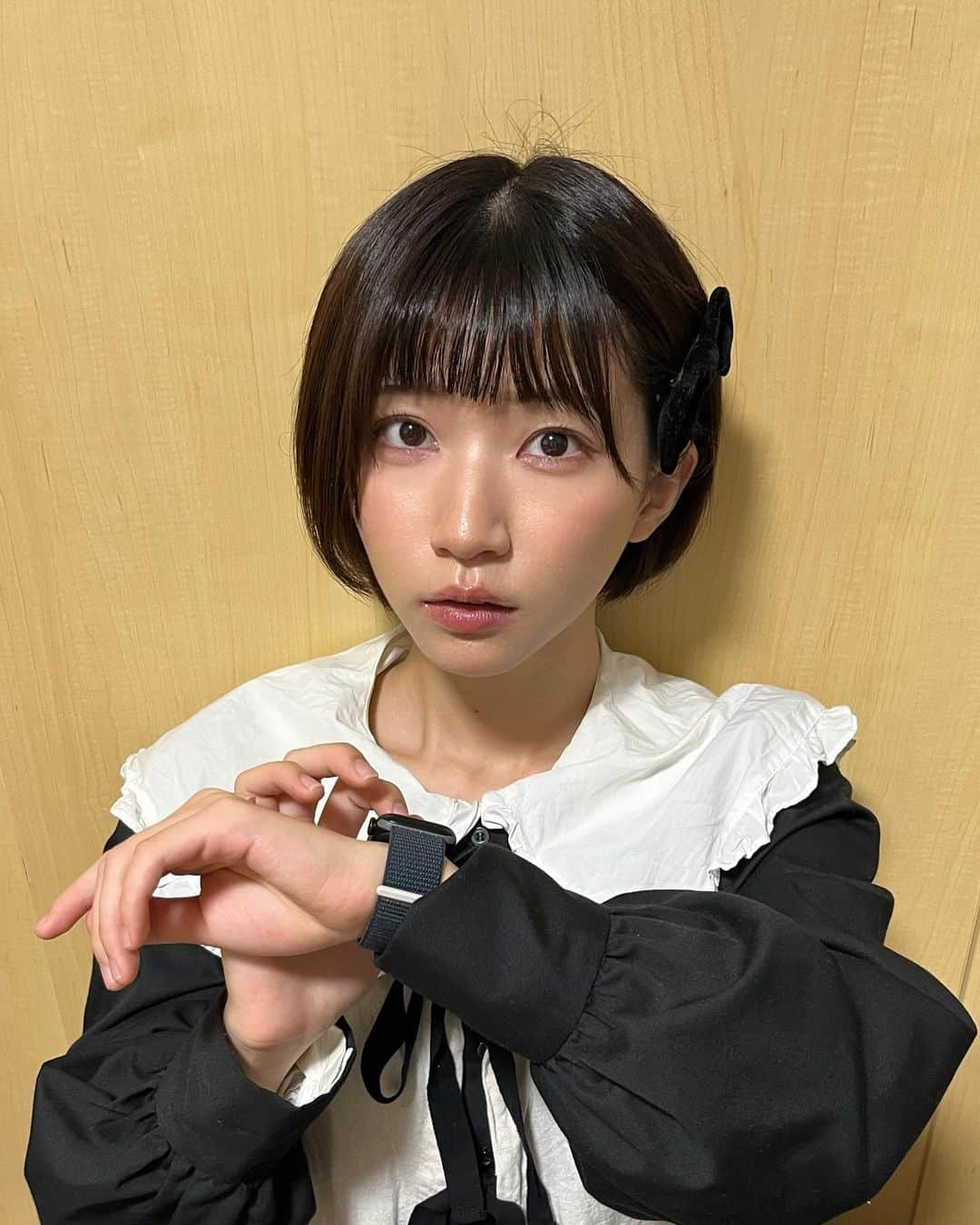 横道侑里さんのインスタグラム写真 - (横道侑里Instagram)「アップルウォッチゲットしてから、 自撮り苦手な私、この撮り方便利すぎて。 時々失敗ちゃうけど、愛用してます(笑) 後ろボサボサなのはご愛嬌♡︎ʾʾ  この服ラスト出し…なんか恥ずかしくなっちゃって遅くなっちゃった  待って音消えてない声やばい笑笑」11月9日 7時40分 - sideroad615