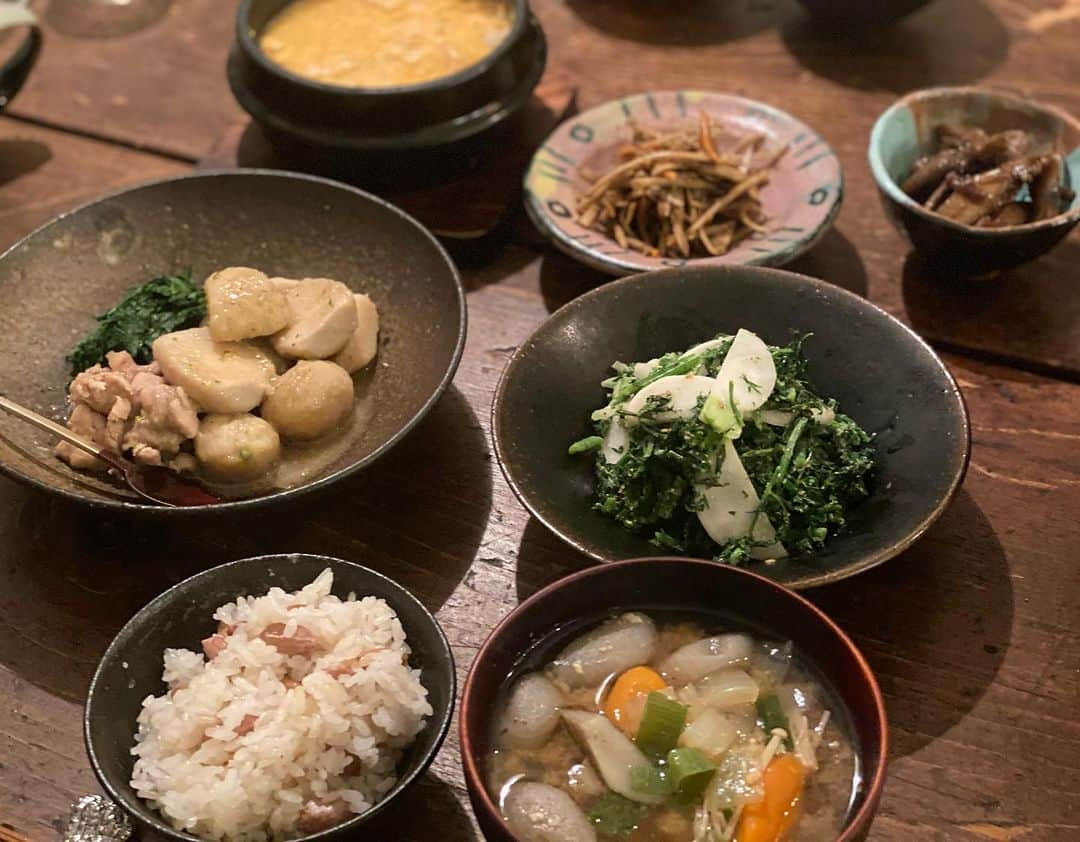 青山有紀さんのインスタグラム写真 - (青山有紀Instagram)「畑のごぼうと落花生が最高の季節🥜 ごぼう、にんじん、こんにゃく、ネギのお味噌汁 落花生ごはん 里芋と鶏肉、菊菜たいたん　青柚子風味 人参菜と蕪の胡麻酢和え 蒸し卵など #薬膳 #青山有紀ごはん」11月9日 7時40分 - yukiaoya