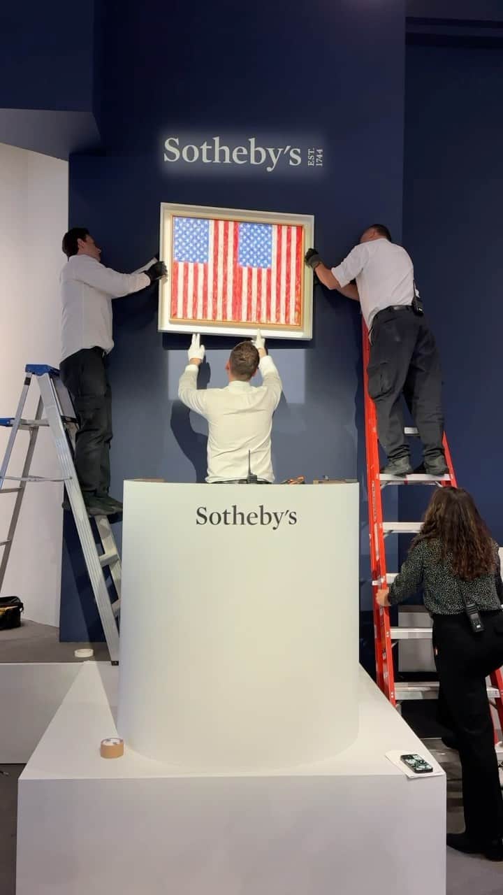 サザビーズのインスタグラム：「Pablo Picasso’s ‘Femme à la montre,’ Ed Ruscha’s ‘Securing the Last Letter (Boss),’ Jasper Johns’ ‘Flags,’ and Mark Tansey’s ‘Triumph Over Mastery II’ take their place in the spotlight in the #SothebysNewYork salesroom tonight along with exceptional examples by Andy Warhol, Mark Rothko, Robert Rauschenberg, Glenn Ligon and more from The Emily Fisher Landau Collection.   Watch the Evening Auction LIVE on Facebook, YouTube, Sothebys.com and here on Instagram starting at 6PM ET. #TheFisherLandauLegacy」