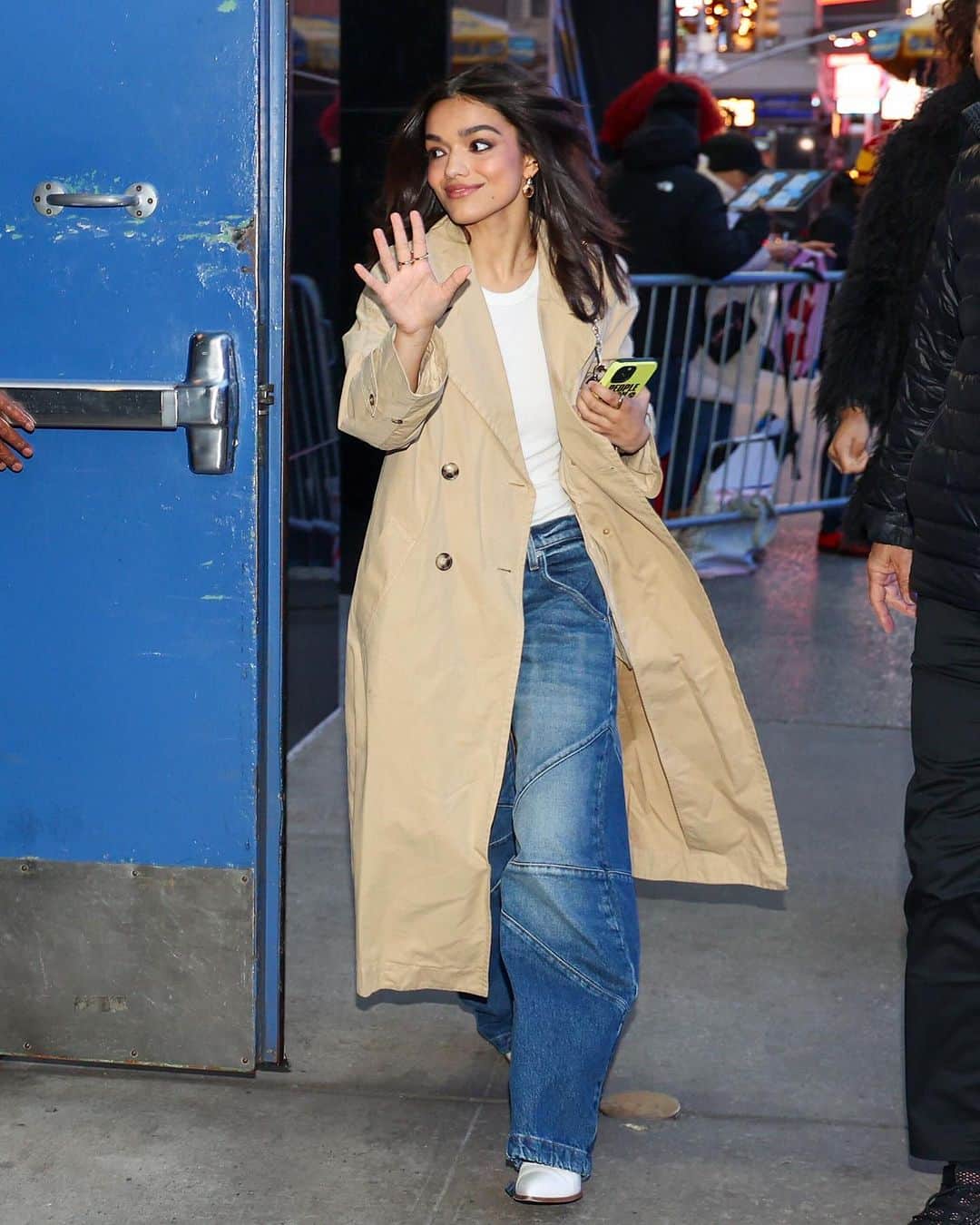 WHO WHAT WEARのインスタグラム：「It's trench coat season. Stepping out for the #HungerGames movie press tour in NYC this week, @rachelzegler wore a perfectly classic trench from @jcrew, which just so happens to be on sale right now. Get your hands on the versatile outwear staple before it sells out at the link in our bio. photo: getty images」