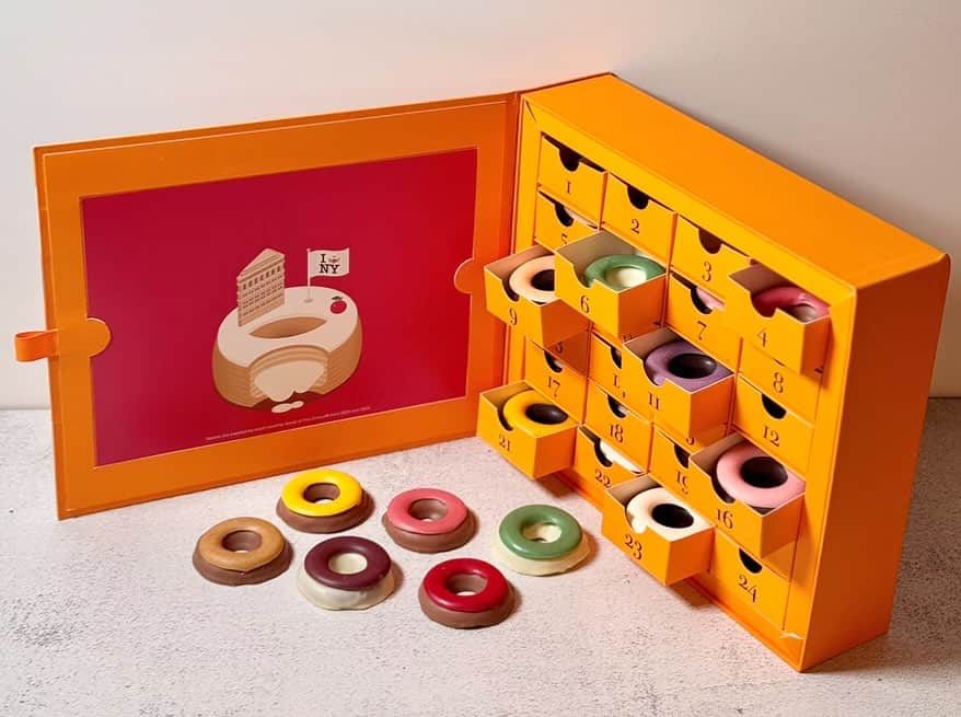 DOMINIQUE ANSEL BAKERYさんのインスタグラム写真 - (DOMINIQUE ANSEL BAKERYInstagram)「Meet our 2023 Cronut® Advent Calendar, filled with 24 chocolate bonbons in Cronut® flavors from this year and a sneak peek at flavors for 2024. Each day in December, treat yourself to a handmade bonbon and follow along with the flavor guide to reveal what flavor comes next. Preorders are up now for pick-ups NOV 13th-DEC 1st, at DominiqueAnselNY.com for SoHo Bakery pick-ups and at DominiqueAnselWorkshop.com for Flatiron Workshop pick-ups. A very limited supply of boxes is also now available for nationwide shipping✈️ at DominiqueAnselOnline.com (tap the photo ⬆️ for shipping). Our bonbon flavors include:  January 2023: Peanut Butter Feuilletine February 2023: Strawberry Olive Oil Marshmallow March 2023: Lemon Marshmallow & Graham Cracker April 2023: Blackberry Marshmallow & Coconut Rocher May 2023: Dried Raspberries & Pistachio June 2023: Peach Marshmallow July 2023: Oolong Tea Marshmallow & Candied Pineapple August 2023: Matcha Sablé & Coconut Marshmallow September 2023: Apple Marshmallow October 2023: White Chocolate, Chocolate Chip, & Sea Salt November 2023: Butterscotch Marshmallow December 2023: Soft Salted Caramel January 2024: Coffee Marshmallow February 2024: Raspberry Chocolate & Candied Rose Petal March 2024: Yuzu Chocolate & Coconut Marshmallow April 2024: Mixed Berry (Strawberry, Raspberry, & Blueberry) Marshmallow  May 2024: Pandan Marshmallow & Dried Strawberry June 2024: Candied Pineapple & White Chocolate July 2024: Earl Grey Marshmallow & Candied Peach August 2024: Guava Marshmallow September 2024: Toasted Pecan Praline October 2024: Brown Sugar Marshmallow November 2024: Ginger Dulce de Leche December 2024: Salted Pretzel Chocolate Bark Happy holidays! 🎁🎄🍩🍫」11月9日 7時54分 - dominiqueansel