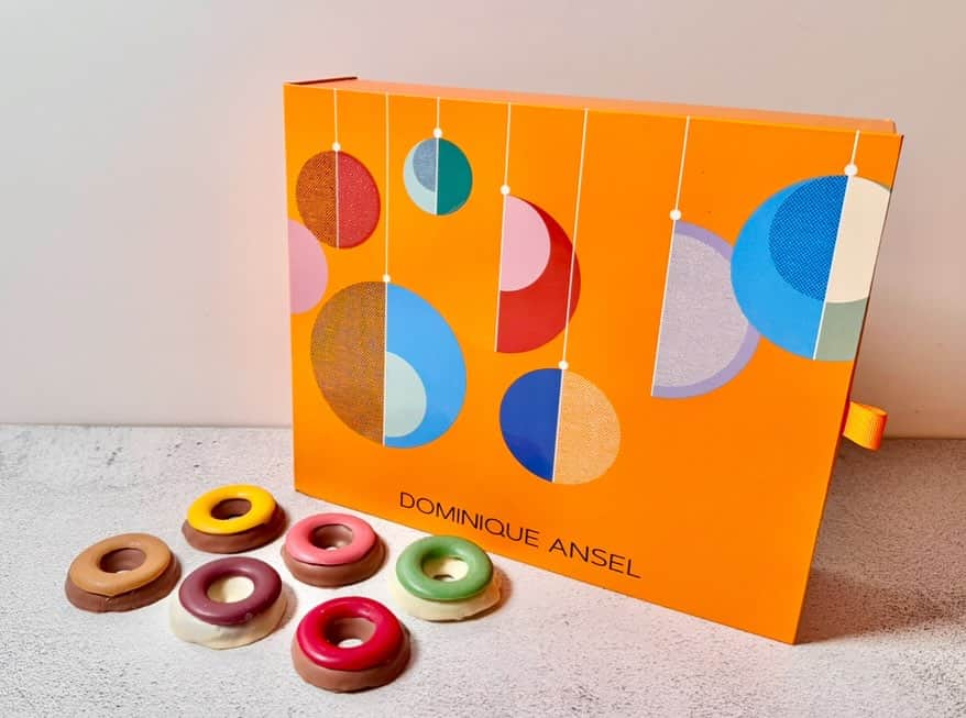 DOMINIQUE ANSEL BAKERYのインスタグラム：「Meet our 2023 Cronut® Advent Calendar, filled with 24 chocolate bonbons in Cronut® flavors from this year and a sneak peek at flavors for 2024. Each day in December, treat yourself to a handmade bonbon and follow along with the flavor guide to reveal what flavor comes next. Preorders are up now for pick-ups NOV 13th-DEC 1st, at DominiqueAnselNY.com for SoHo Bakery pick-ups and at DominiqueAnselWorkshop.com for Flatiron Workshop pick-ups. A very limited supply of boxes is also now available for nationwide shipping✈️ at DominiqueAnselOnline.com (tap the photo ⬆️ for shipping). Our bonbon flavors include:  January 2023: Peanut Butter Feuilletine February 2023: Strawberry Olive Oil Marshmallow March 2023: Lemon Marshmallow & Graham Cracker April 2023: Blackberry Marshmallow & Coconut Rocher May 2023: Dried Raspberries & Pistachio June 2023: Peach Marshmallow July 2023: Oolong Tea Marshmallow & Candied Pineapple August 2023: Matcha Sablé & Coconut Marshmallow September 2023: Apple Marshmallow October 2023: White Chocolate, Chocolate Chip, & Sea Salt November 2023: Butterscotch Marshmallow December 2023: Soft Salted Caramel January 2024: Coffee Marshmallow February 2024: Raspberry Chocolate & Candied Rose Petal March 2024: Yuzu Chocolate & Coconut Marshmallow April 2024: Mixed Berry (Strawberry, Raspberry, & Blueberry) Marshmallow  May 2024: Pandan Marshmallow & Dried Strawberry June 2024: Candied Pineapple & White Chocolate July 2024: Earl Grey Marshmallow & Candied Peach August 2024: Guava Marshmallow September 2024: Toasted Pecan Praline October 2024: Brown Sugar Marshmallow November 2024: Ginger Dulce de Leche December 2024: Salted Pretzel Chocolate Bark Happy holidays! 🎁🎄🍩🍫」