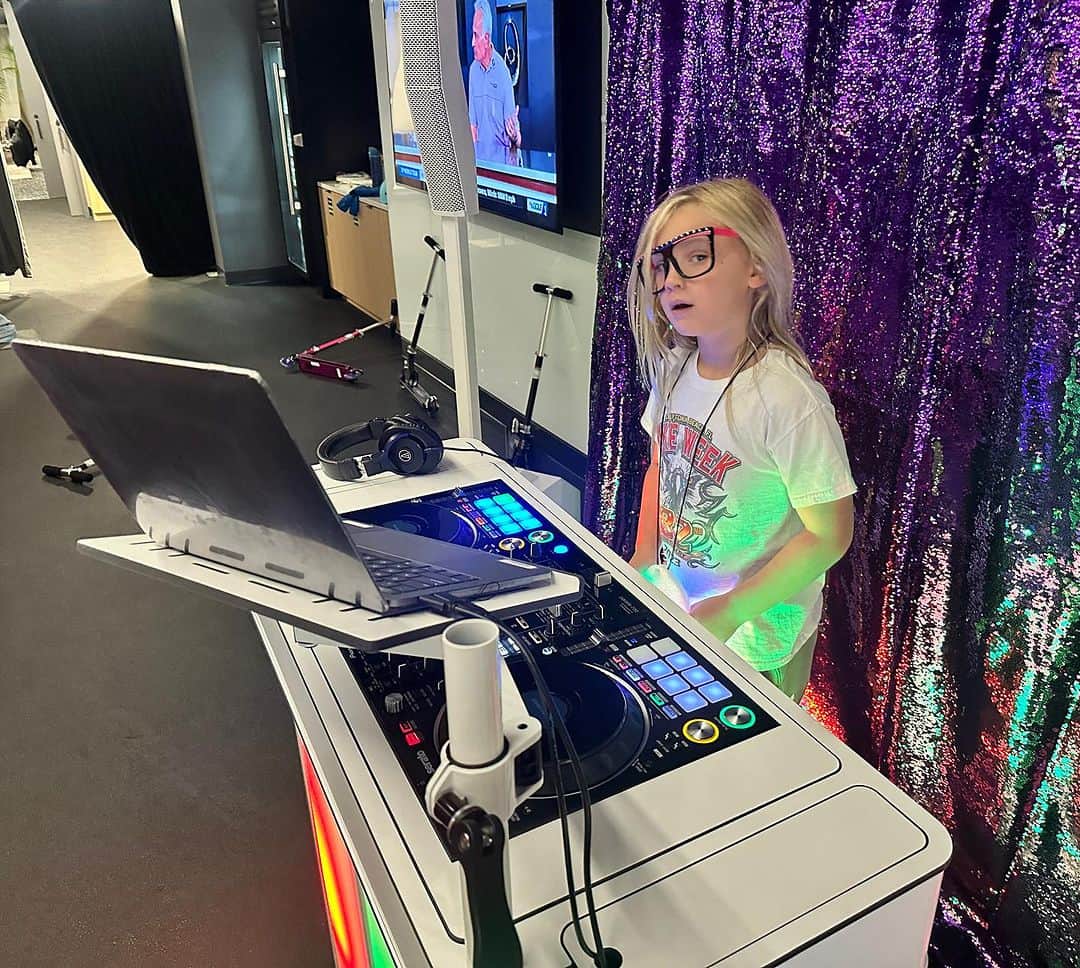 ケアリー・ハートのインスタグラム：「DJ Squirrelly Pants on the 1’s and 2’s 🤣🤣🤣.」