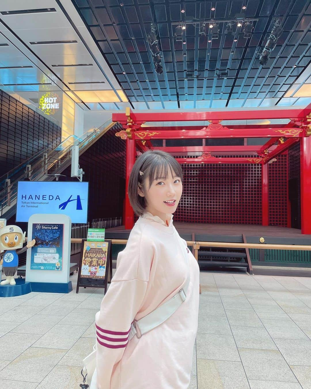 甲斐心愛さんのインスタグラム写真 - (甲斐心愛Instagram)「✈️☁⸒⸒  この日すごく天気が良かった!!  ..  #東京  #おでかけ  #空港 #散歩  #散歩日和  #東京観光 #羽田空港  #tokyo  #Japan  #haneda  #adidas #トレーナー #トレーナーコーデ」11月9日 7時50分 - k_cocoa1128