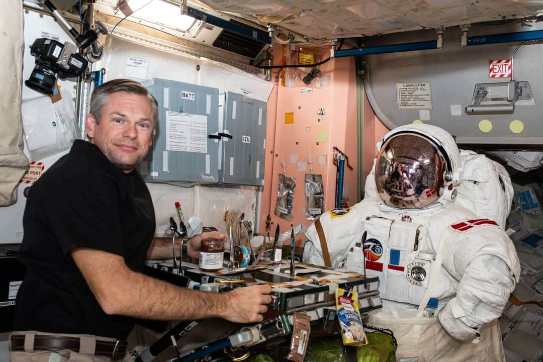 国際宇宙ステーションのインスタグラム：「ESA (European Space Agency) astronaut and Expedition 70 Commander Andreas Mogensen poses for a playful portrait with an empty spacesuit across from him inside the galley in the International Space Station's Unity module.  #esa #astronaut #spacesuit #suit #unity #galley #playful #portrait #international #space #station」