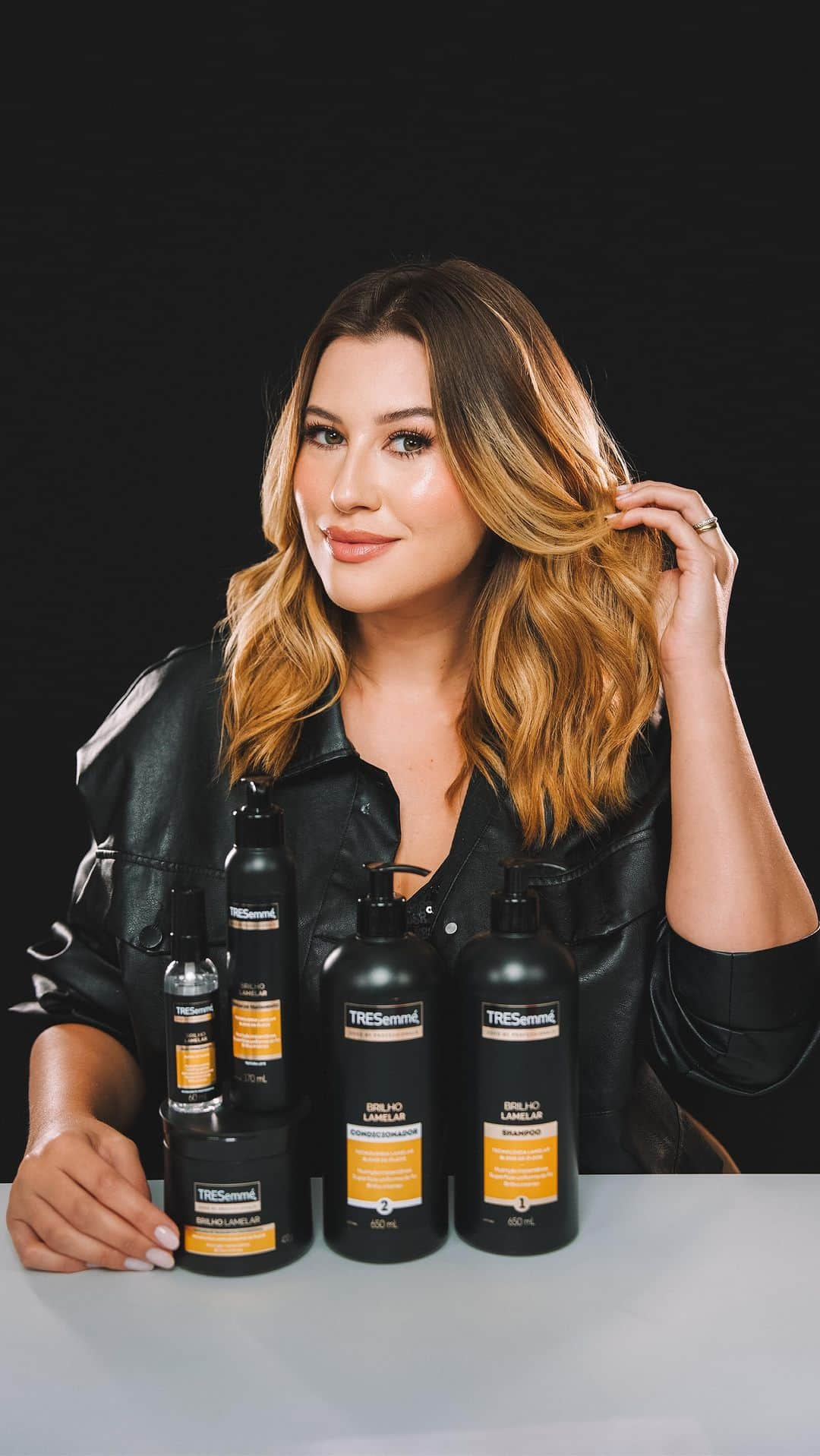 ニーナのインスタグラム：「Olha esse cabelo, esse brilho! O glossy hair é uma tendência e você consegue esse efeito de 7x mais brilho com o novo lançamento @tresemmebr, brilho lamelar ✨   Testei essa tecnologia revolucionaria e amei demais, já inclui no meu haircare, cabelo de milhões em casa. #TRESemméBrilhoLamelar #glossyhair #glossycore #GlossUpTRES」