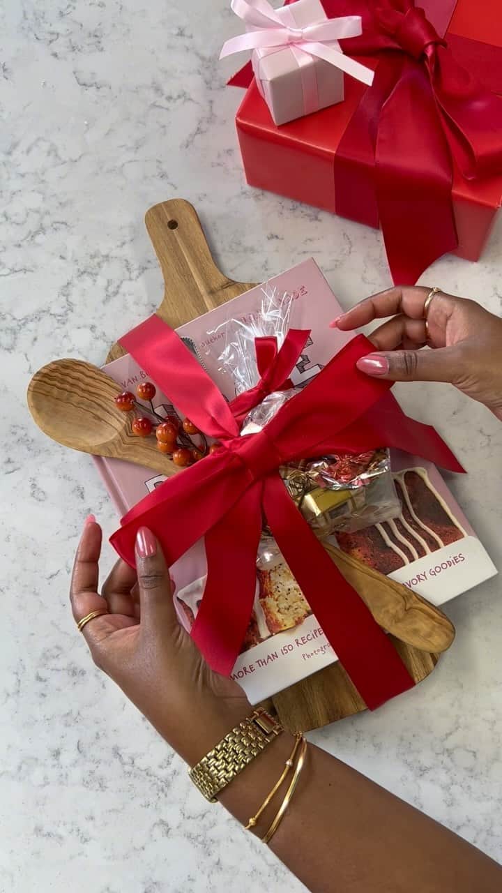 のインスタグラム：「this is your sign not to show up empty handed 😉 #linkinbio」