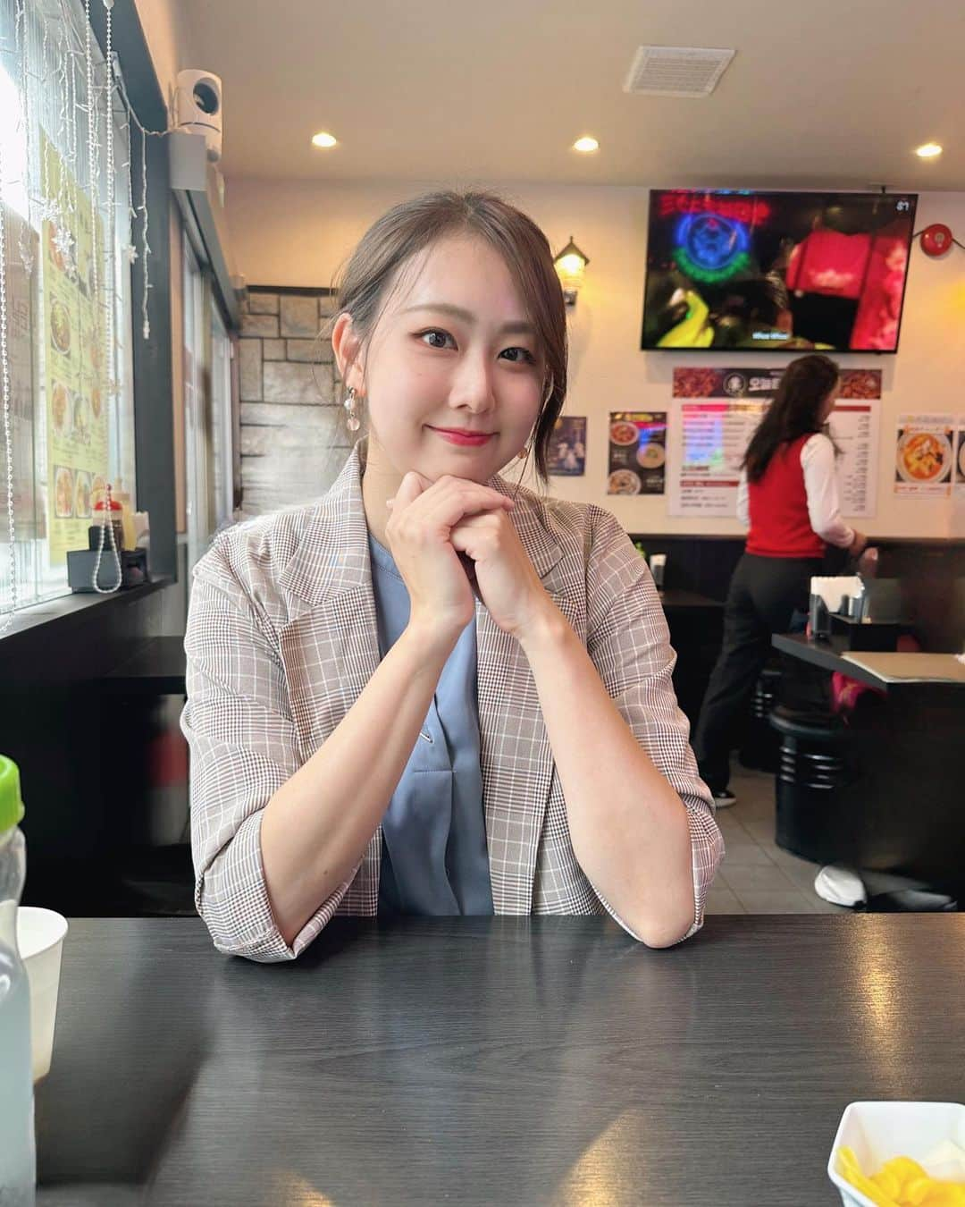 古城優奈のインスタグラム：「ここのジャジャン麺がいっちばん美味しい♡  この前行ってきたよ🇰🇷🌶️ #新大久保 #新大久保グルメ #新宿飯店 #今日はチュクミ #ジャジャン麺 #チャンポン #오늘은쭈꾸미 #신오쿠보 #짜장면 #짬뽕 #맛집」