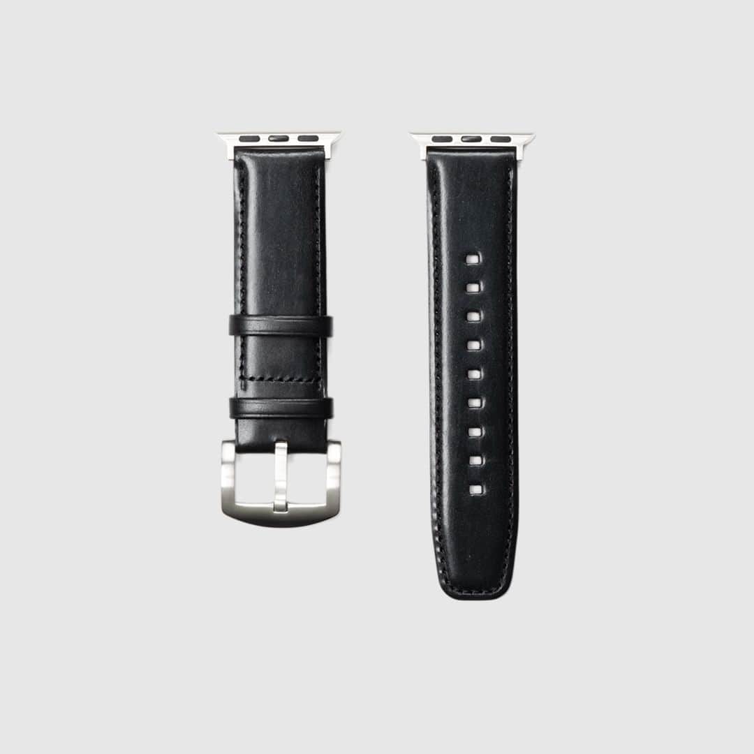 土屋鞄さんのインスタグラム写真 - (土屋鞄Instagram)「New Item #アップルウォッチバンド  本日11/9（木）より、「ブライドルレザー」で仕立てたApple Watch専用のレザーバンドを発売します。  今回素材に使用したのは、英国製の高級馬具用革「ブライドルレザー」。手作業でロウを何度も擦り込むことで耐久性に優れたこの素材は、使うほど表面のロウが磨かれていき、奥行きのある艶やかな表情に。手元の印象を引き締めると同時に、エレガントさを演出します。  #レザーウォッチバンド #ブライドルレザー #土屋鞄 #革 #革小物 #革製品 #AppleWatchband #leather #AppleWatch #craftsmanship #creativity #timeless #madeinjapan #TSUCHIYAKABAN」11月9日 8時00分 - tsuchiya_kaban