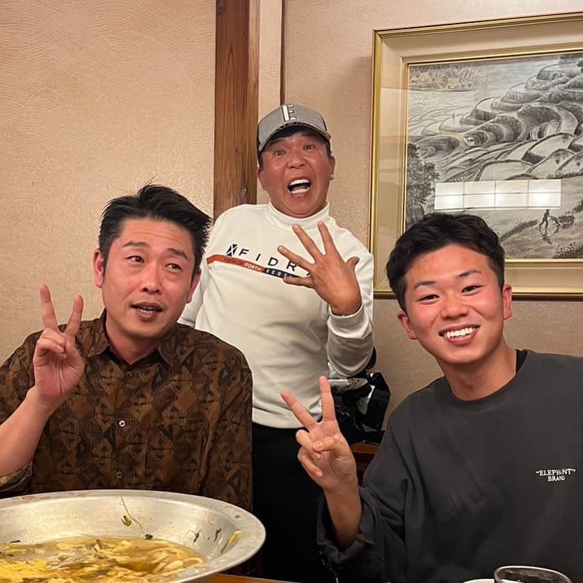 村上ショージのインスタグラム：「昨夜は新喜劇の千葉公平くんと二山くん達と豚しゃぶの後のうどん何人分食べたやろ^_^にしやのうどんほんまに美味い😋朝夕寒くなりました身体気をつけてくださいね！今日も少し頑張って👍」