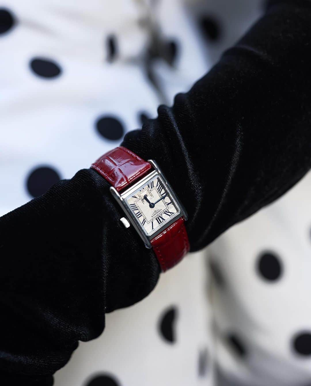 ブレア・イーディーさんのインスタグラム写真 - (ブレア・イーディーInstagram)「<Spotted in the city: a pop of red in NYC wearing the @longines Mini DolceVita // This mini but mighty piece is the perfect finishing touch to any look ❤️> #EleganceisanAttitude #MiniDolceVita #LonginesPartner」11月9日 8時04分 - blaireadiebee