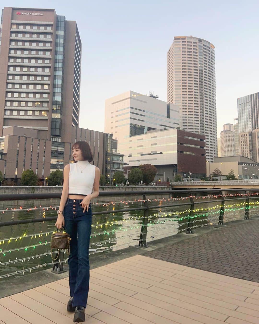 並川花連さんのインスタグラム写真 - (並川花連Instagram)「27歳になりました😊♡  この一年、思い返せば 育児・仕事・家事・遊び　と 忙しいけど充実していたなぁと💭☺︎✨  ただ毎日必死だったから 記憶が曖昧🤣 帰省中の今、両親が近くにいることが こんなにもしあわせなのかと 大阪に帰ってきて感じています🥲🥹✨  26歳になったときからずっっと　 27歳にスタートさせる事を わくわく楽しみに待っていたので ようやく27になれた！なきもちで 母も仕事も遊びも🥰😋💞 全て全力で楽しんで スーパーウーマンになれるよう 頑張ります🦸‍♀️❤️‍🔥  日々感謝。 かわいい息子が、 毎日新たにできることが増えていく発見も愛おしくて 何かを犠牲にして じゃなく 時間を上手に使って 二足じゃなく何足もの草鞋を履いてやりたいこと全て やっていく１年に。❤️‍🔥  仲良くしてくれるみんなもみなさんも フォロワーの皆様も 本当にいつもありがとう。だいすきです。 27歳も宜しくお願いしますっ🥹✨  写真は26歳最後の日。♡」11月9日 8時04分 - kareurn