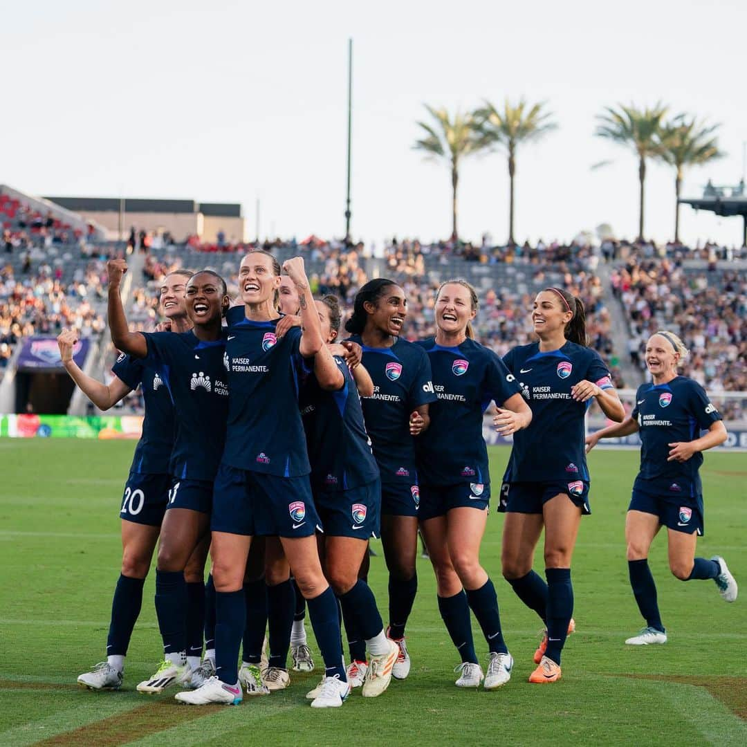 エミリー・バン エグモンドさんのインスタグラム写真 - (エミリー・バン エグモンドInstagram)「Thank you San Diego for an unbelievable season. Big love to this city & our amazing fans 🫶🏼」11月9日 8時05分 - emilyvanegmond10