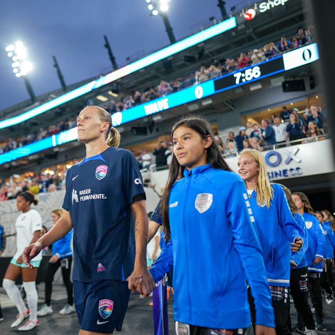 エミリー・バン エグモンドのインスタグラム：「Thank you San Diego for an unbelievable season. Big love to this city & our amazing fans 🫶🏼」