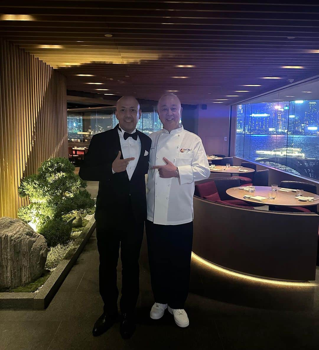 松久信幸さんのインスタグラム写真 - (松久信幸Instagram)「Commemorative photo at the grand opening of Hotel Regent Hong Kong ㊗️🎊🥂 @ichi913 @culinarianpost @hongkongregent @nobuhongkong.  #nobuintown」11月9日 8時13分 - therealnobu