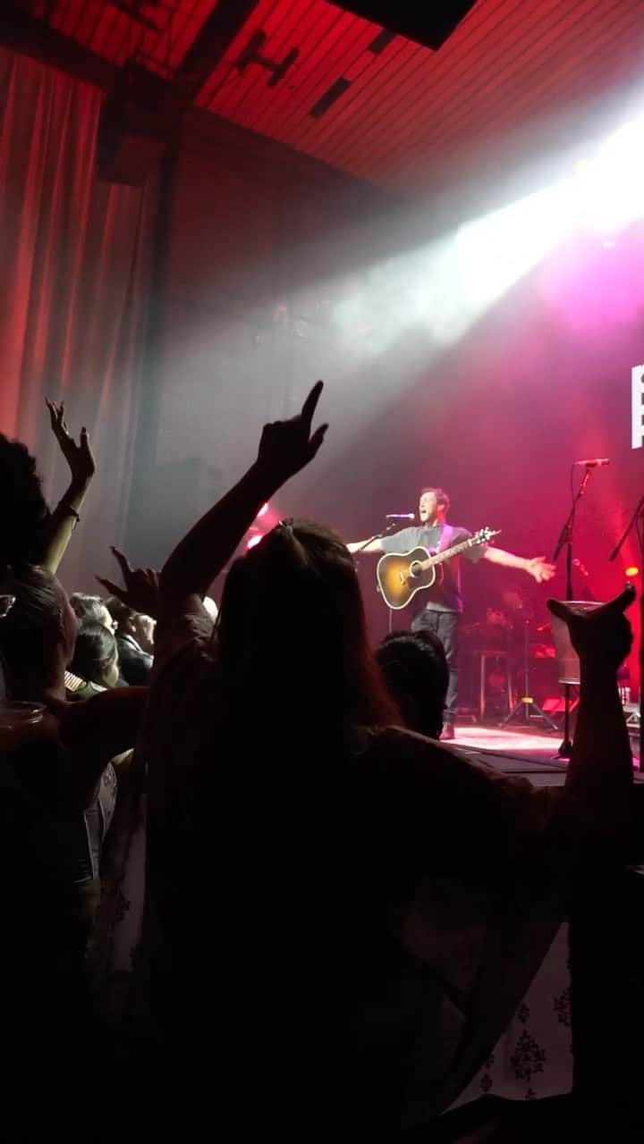 フィリップ・フィリップスのインスタグラム：「Here we come, Houston! 👏Just a few dates left on the Drift Back Tour and we’re rocking till the very end! See you tonight at @hobhouston, tickets still available!」