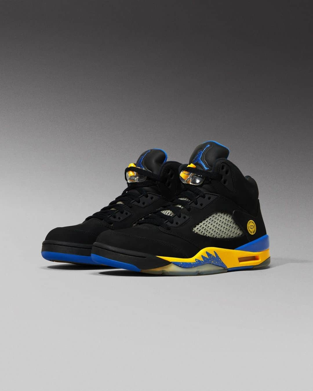 Flight Clubさんのインスタグラム写真 - (Flight ClubInstagram)「Rare China. The highly coveted Air Jordan 5 Retro 'Shanghai Shen' made its China-exclusive debut in September 2013. Drawing similarities to the AJ5 'Laney,' the limited edition colorway sports a blacked-out nubuck upper with hits of Varsity Maize and Royal. A traditional gold medallion emblazons the heel.」11月9日 8時11分 - flightclub