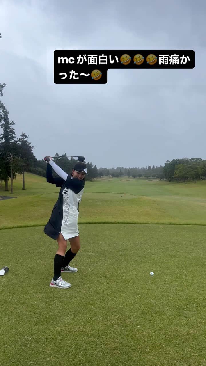 杉山美帆のインスタグラム：「台風なの？って感じの雨風ラウンド🤣🤣🤣  こちらの出だしトリスタートでした🐤🤣 からの39は上手くないか？！🤣🤣🤣　 らんらん　@xxsuzuranxx  の実況が面白い🤣  本当ティーグラウンド上がったら急に降ってきてびっくりした🚿 楽しかった🥰  #バイトするならエントリー #zenken #myアセット #golf #ゴルフ #golfswing」