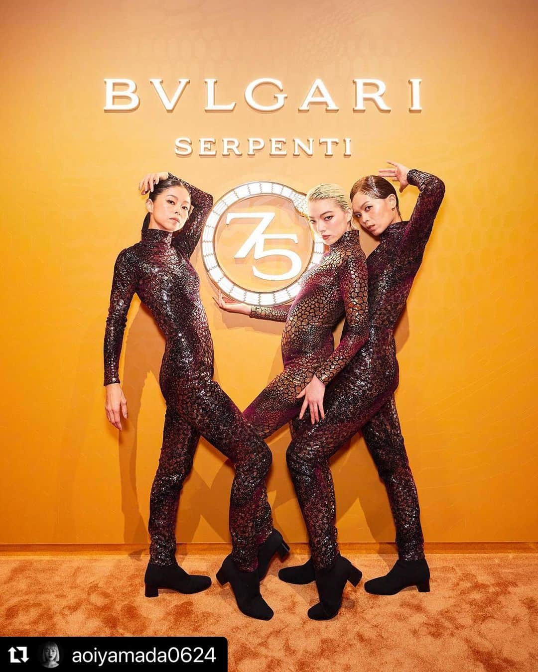 のインスタグラム：「🐍🐍🐍  #Repost @aoiyamada0624 with @use.repost ・・・ Performance for BVLGARI @bulgari   BVLGARIのアイコンの蛇、 SERPENTIコレクションは75周年。 日本でも、そのエキシビジョンが本日から開催されます。  SERPENTI=蛇 あらゆる神話や言い伝えが残る蛇ですが、BVLGARIの蛇は永遠を意味するそうです。  永遠って、 難しいからこそ、 時に放棄してしまうけれど、 幸せな時間、平和な時間には、 「永遠」を求めてしまう。 永遠を、ずっと想っていたい。  会場には様々な装飾品やアートが並んでいます。 大好きなエジプトを思わせる展示や写真に興奮しました。 装飾品は、地位や権威、その人自身を表す古代からつづいてきたもの。 重量感は、魂の重さと通ずるのかも。  記念すべき華やかな会場で SERPENTIの化身となって KETZさん　@umuketz  Jacky さん　@dancer_jacky  とパフォーマンスさせて頂きました。 #BULGARI #bulgariserpenti   HMU @noboruok  costume @kyoko_tsunoda   Thank you @theodoremillertokyo」
