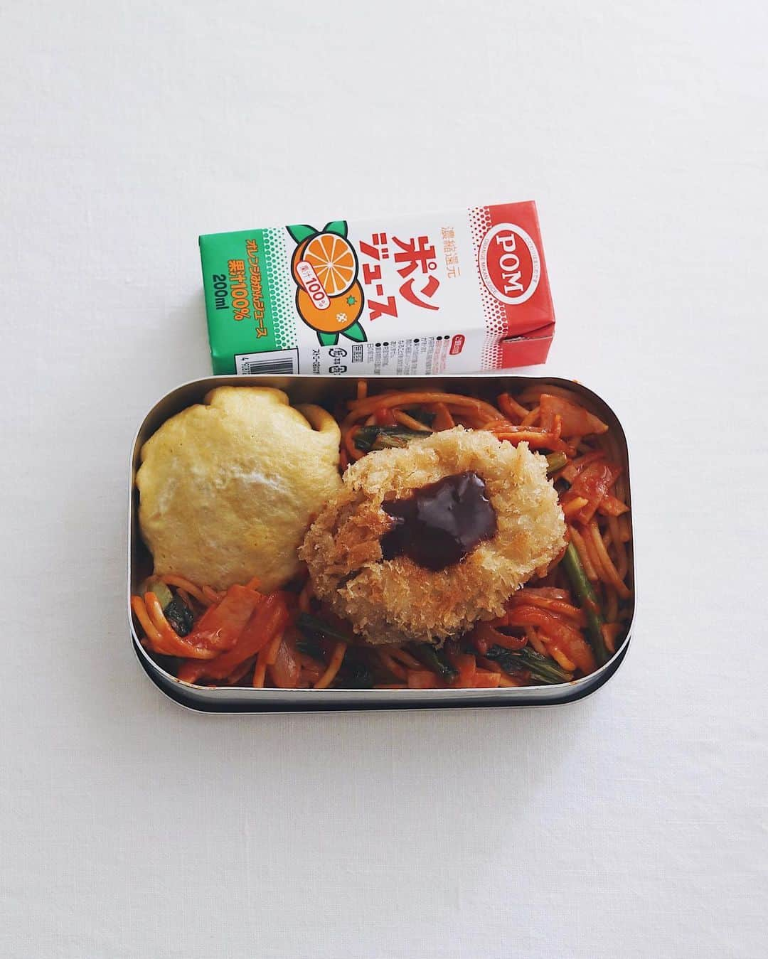 樋口正樹のインスタグラム：「Pasta bento 🍝  ランチ用のナポリタン弁当、 オムすび＆ポテトコロッケ😊  . #ナポリタン弁当 #bento #オムすび #onigiriaction #ポテトコロッケ #croquette #ポンジュース #pomjuice」