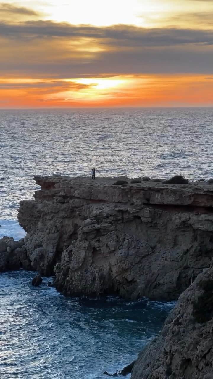 Giuseppe Pepeのインスタグラム：「Sunse thrills. 🌅🏝️ ✶ ↓ ✶ ↓ (Gracias @mehillmusic for the inspiration)」