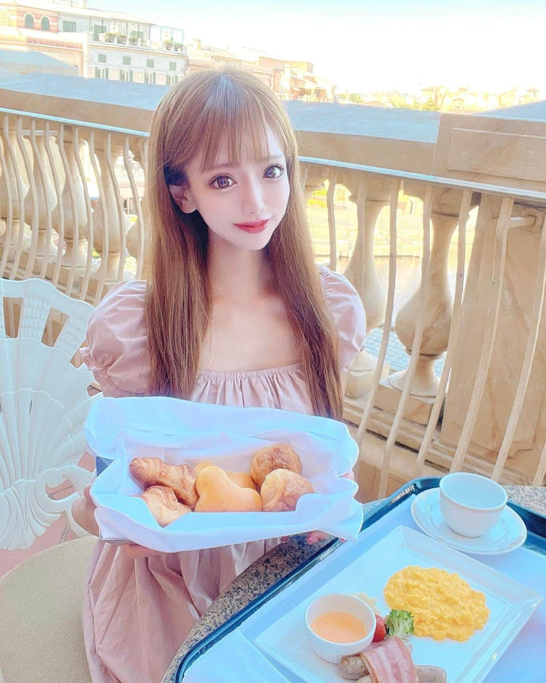 美咲ゆいのインスタグラム：「ミラコスタの朝食🥞💕  いつかお互い結婚したら こんな風に優雅な朝を迎えて ブランチしたいねって話してた♡  女の子だったら🍼ふたごコーデして ディズニー行きたいし 男の子だったら。。おそろコーデ？ 子どもちゃんてなにがうれしいのかな🥺🌼  #ミラコスタ  #ミラコスタ朝食  #ミラコスタ朝食ルームサービス  #ディズニーシー」