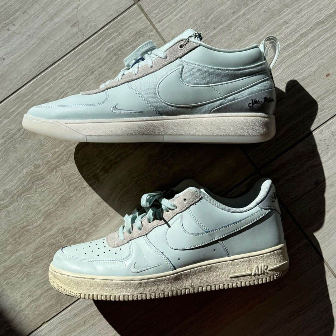 Sneaker Newsさんのインスタグラム写真 - (Sneaker NewsInstagram)「Last night Devin Booker debuted a Nike Book 1 PE inspired by his "Moss Point" Air Force 1 Low collaboration from 2019. ⁠ ⁠ The Player Exclusive borrows the same palette and textures with "Yes Ma'am, No Sir" phrases at the heel, a nod to the respectful responses he was taught by his family growing up. The faint blue and grey color palette takes inspiration from a corner store that @dbook frequented while he attended Moss Point High School in Mississippi.⁠ ⁠ Tap the LINK IN BIO to learn more.」11月24日 4時04分 - sneakernews