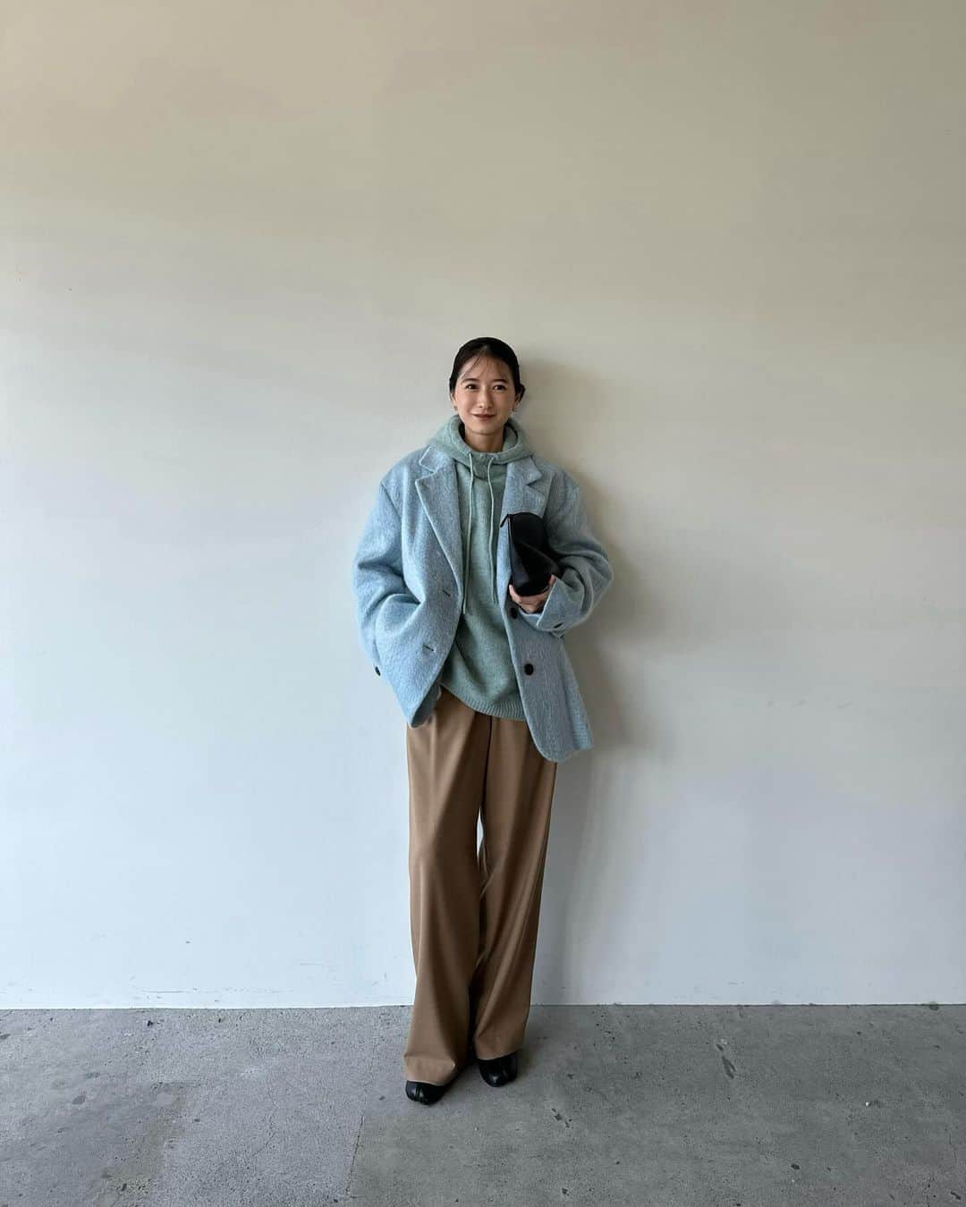 松本恵奈のインスタグラム：「少し前の私服です○ 最近、ベーシックカラーのスタイリングが多くてマンネリしていたので普段よりもカラーをとり入れて新鮮なコーディネートにしてみたよ。 MIX SHAGGY OVER TAILORED JK : clane（発売中） H/N KNIT HOODIE : clane(発売中) WOOL BASIC TUCK PT : clane(発売中)  です♡ フーディーニットはニットフェア対象アイテムなので 是非checkしてみてね♡」