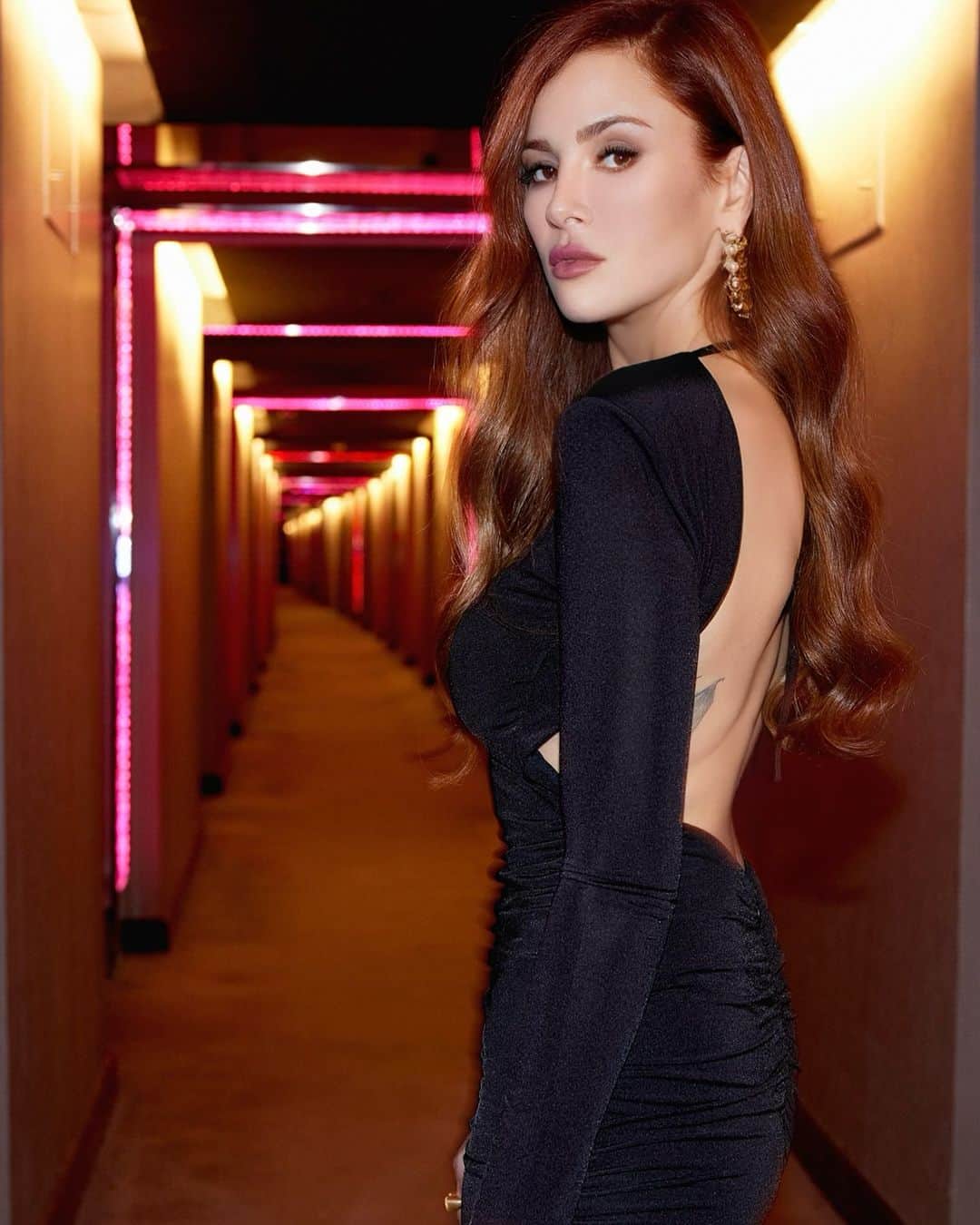 Mine Tugayのインスタグラム：「🖤🖤  Genel koordinatör :@zisanseckin 🌹 Fotoğraf:  @serhathayri Styling: @_gamzesengul_ @magg.pr  Prodüksiyon : @dilaysjoker Makyaj:  @gamzeteq Saç: @emrekayaci._ Fotoğraf asistanı: @ugursariduran Styling asistanı: @dilara.dursun」