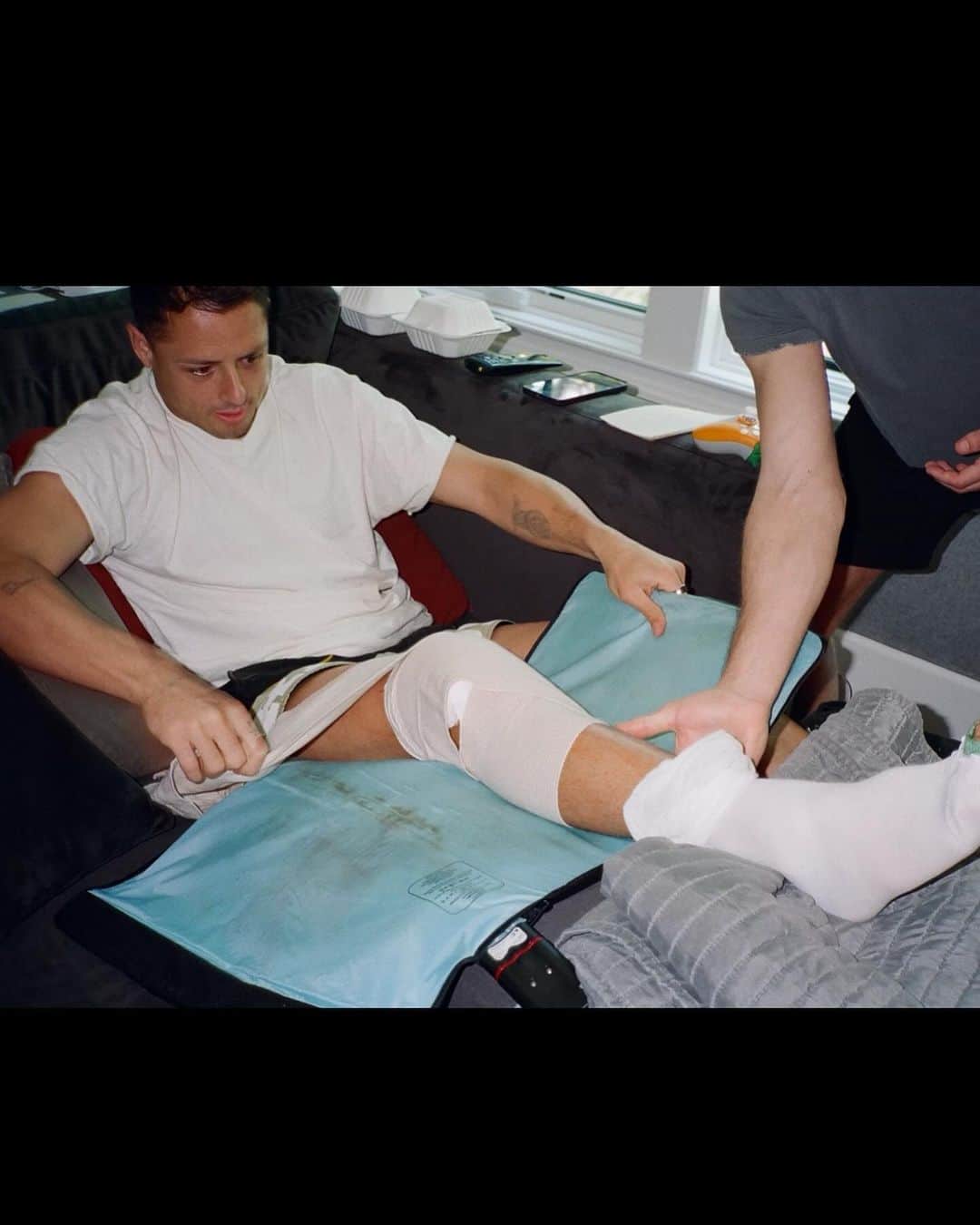 ハビエル・エルナンデス・バルカサールのインスタグラム：「Today is five months since my knee surgery, and I’m just so grateful for everything that has happened since then. I feel so much better not only physically but also emotionally and mentally. When you understand that whatever is happening in your life is for you to become a better version of yourself, I think you start enjoying everything much better in this simulation.  Love you! ❤️‍🔥」
