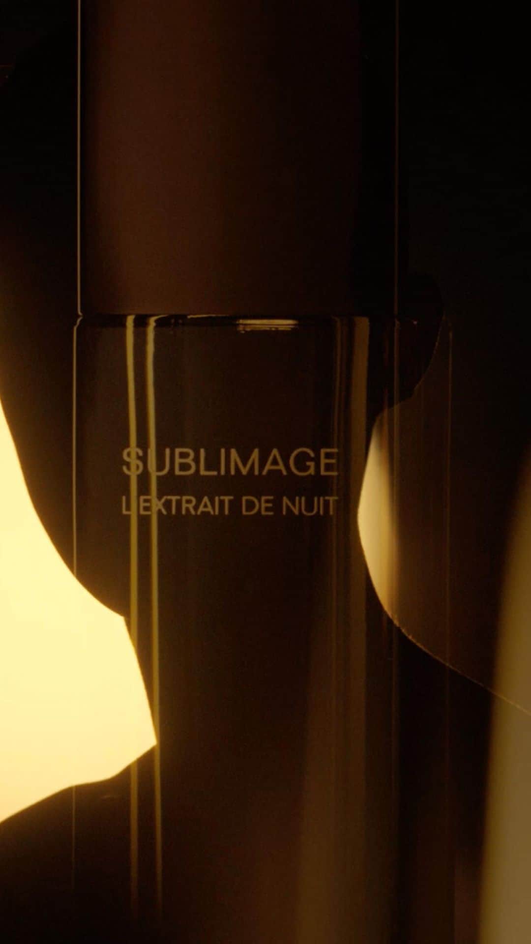 シャネルのインスタグラム：「High-powered repair. Enriched with an innovative complex of powerful active ingredients to regenerate the skin and help accelerate its natural repair mechanisms, SUBLIMAGE L’Extrait de Nuit is an exceptional serum. From the very first morning, the complexion has a rested, radiant appearance. Its transforming texture contains millions of micro-droplets* for a unique sensory experience. Designed as a precious and timeless object, each glass bottle houses a drawn glass refill.   *About 16 million. Average value calculated for a 30 ml bottle of SUBLIMAGE L’Extrait de Nuit.  #SUBLIMAGE #CHANELSkincare」