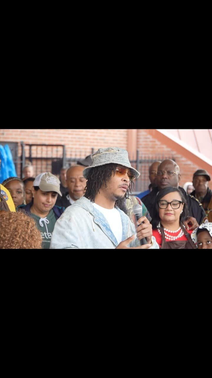 T.I.のインスタグラム：「Here’s a recap of @tip & @harriscommunityworks 18th annual turkey drive alongside @majorgirl, @domani, @buddyred, The Morgan Family, @andreforatlanta, @andreaboonenow, @nikemawilliams, @blancobrown and an incredible group of volunteers and sponsors‼️The rain didn’t stop everyone, and we’re thankful that the sun poke through as turkeys started to get handed out.  Hope everyone has a Happy Thanksgiving‼️ 🦃  🎥 @itsjustlondon」