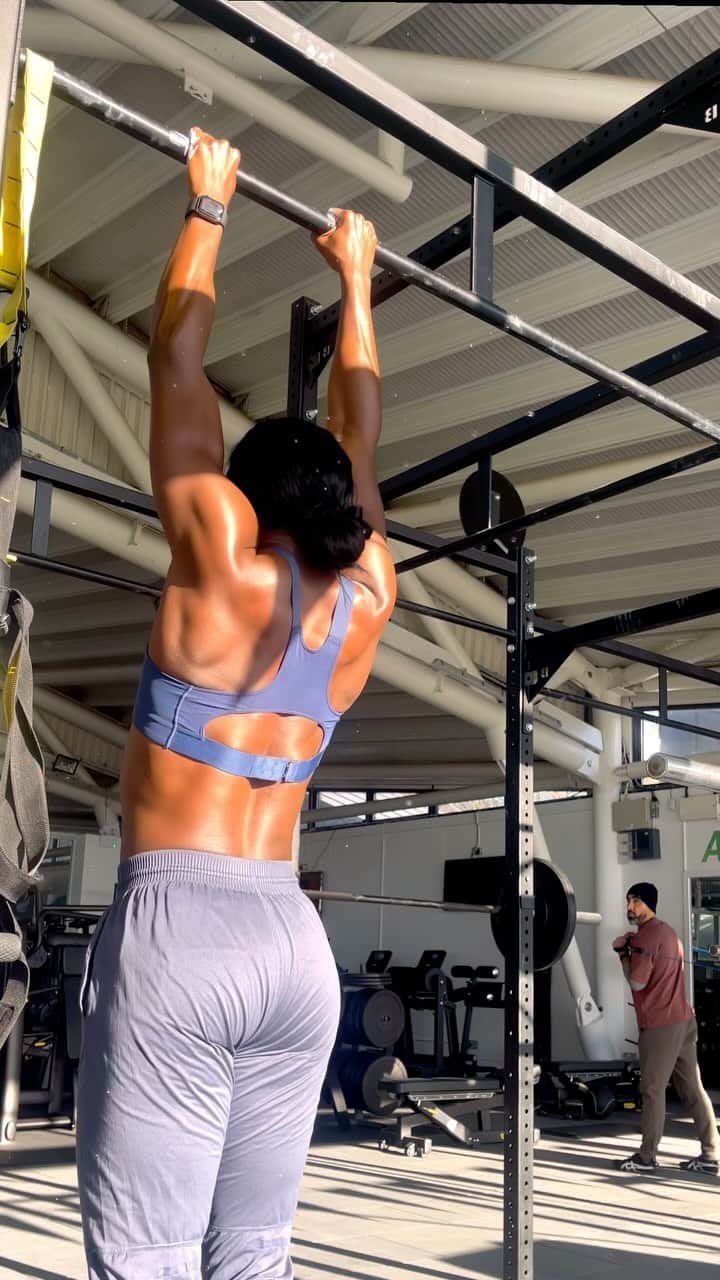 デズリー・ヘンリーのインスタグラム：「It’s going to pay off 💪🏿  Close Grip Pull-ups: @franchise_fit」