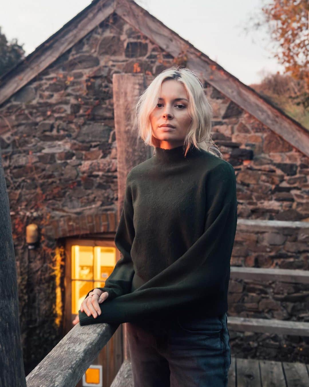 ニーナ・ネスビットのインスタグラム：「⛰️🪕 new music 2024 ⛰️🪕」