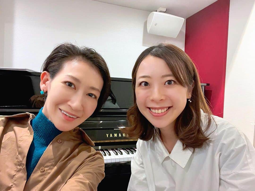 未涼亜希さんのインスタグラム写真 - (未涼亜希Instagram)「11月25日のコンサートの音合わせ🎶  第一回目はゲスト出演してしてくださるピアニストの加奈さんと🎹  今回もなかなか盛りだくさんのプログラムになっています。  ということは、、  加奈さんにお願いすることも色々と出てきてしまって🙏🏻💦  それに毎回応えてくださる加奈さんに感謝です🙇🏻  そして、、  もうお一方、ゲストで出てくださるヴァイオリニストのあつこさんも来てくださいました🎻  お稽古のときに間近で聴かせていただくあつこさんのヴァイオリン。  毎回思うのが、  「私、今特等席で聴いてる…😌」  本番はそんなこと思ってる余裕ないので💦  写真のワチャっとした３人の雰囲気が好きです😚  明日は本番✨  来てくださる方々に楽しんでいただけるように頑張ります！！ ・ ・ ・ #オーストリア #ウィーン #ヨーロッパ #コンサート #2023年11月25日 #ガルバホール #高雄敦子 さん #ヴァイオリニスト #廣瀬加奈 さん #ピアニスト #今回も #盛りだくさん #2時間ほどあります #３人の #わちゃっと感が好き #皆さまのお越しを #心より #お待ちしております 😊 #yumi #yumiwien #未涼亜希」11月24日 3時04分 - yumioffice