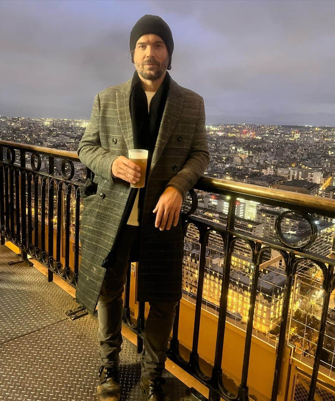 チャーリー・ウェバーさんのインスタグラム写真 - (チャーリー・ウェバーInstagram)「Quick beer on the Eiffel Tower 🍺」11月24日 3時12分 - thecharlieweber