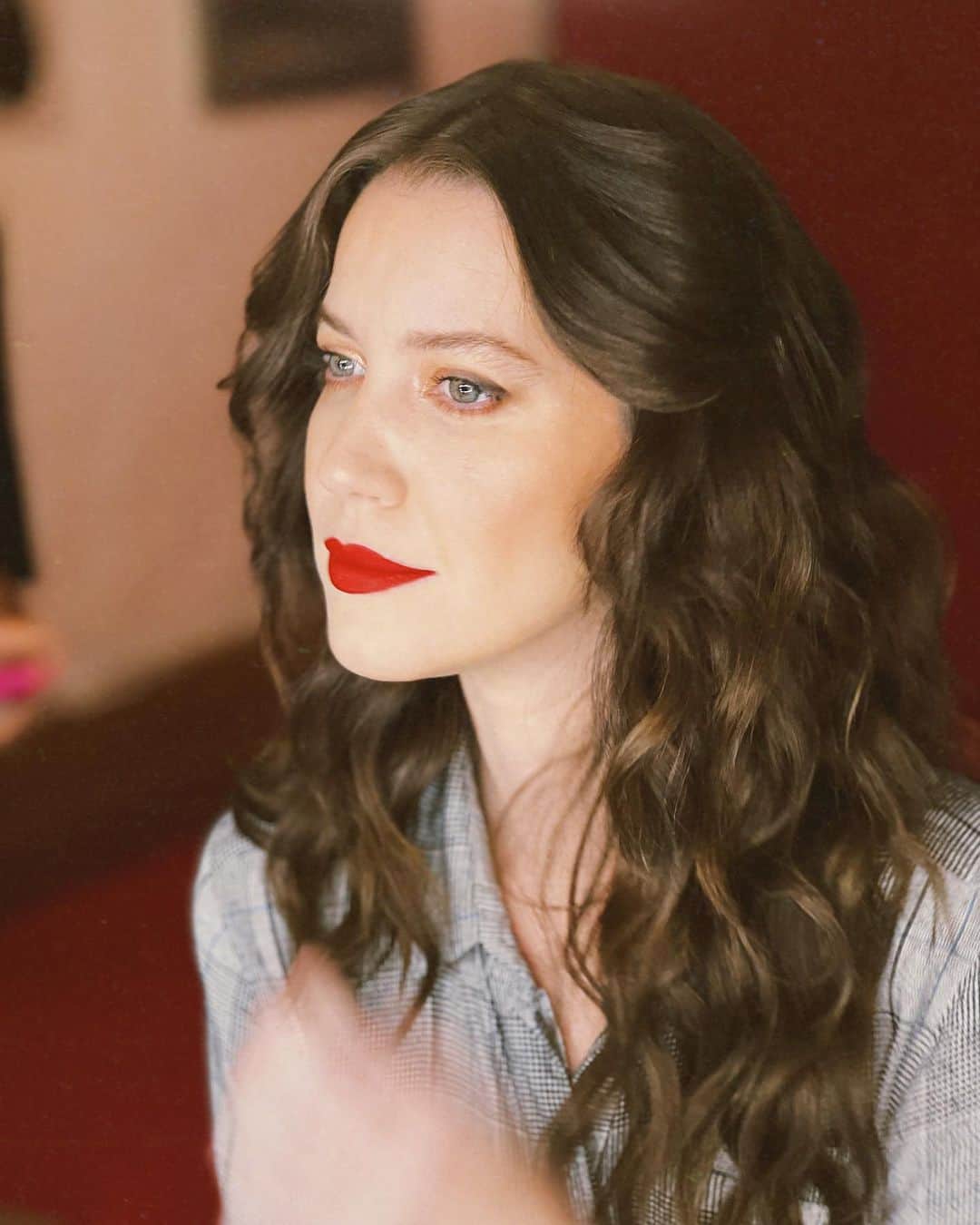 ナタリア・ディルのインスタグラム：「unposted photos. #tbt  bastidores de um ensaio com @jorgebispo estreando seu fundo vermelho ❤️  fotos bastidores: @thaylanismorre7」