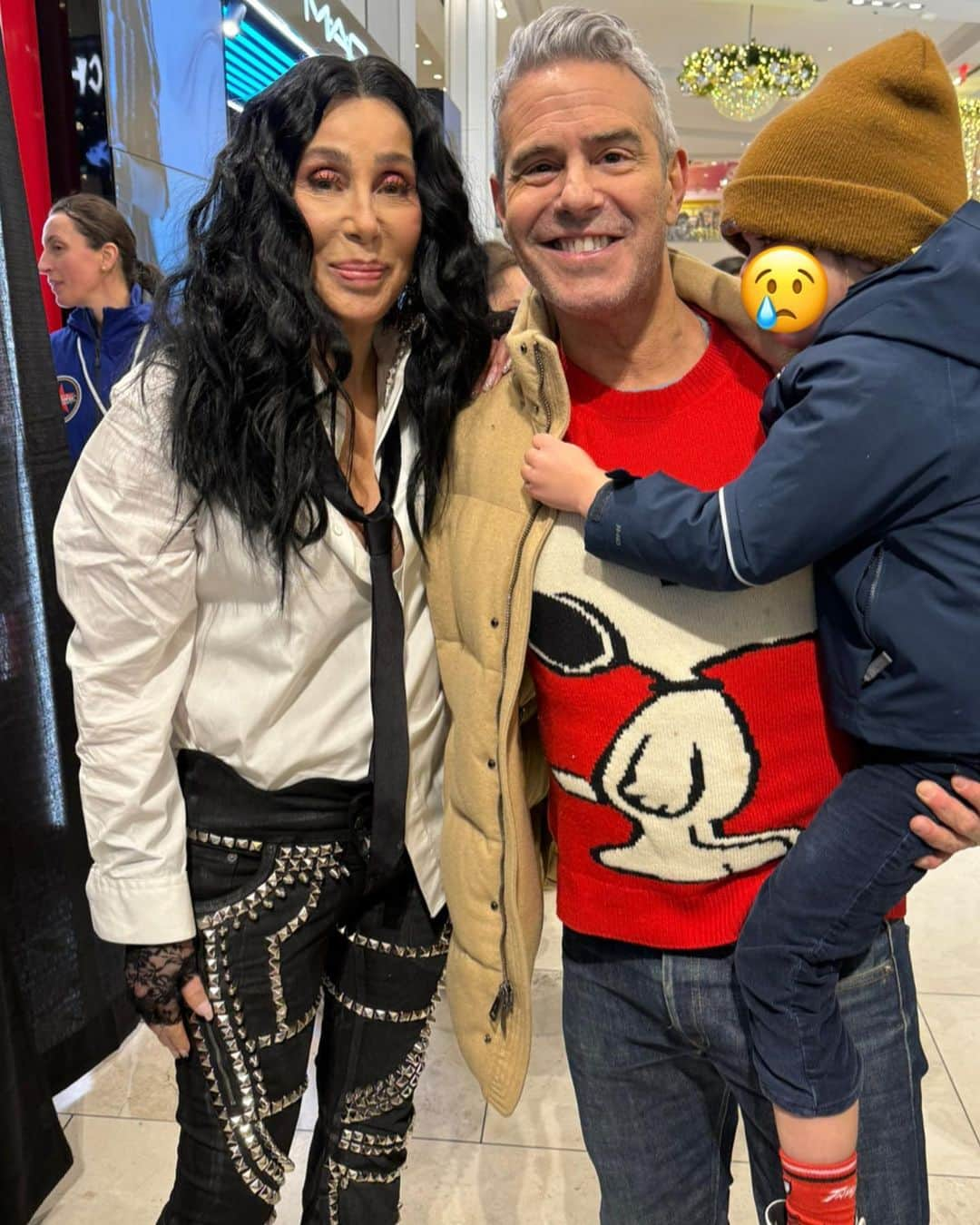 アンディー・コーエンのインスタグラム：「THANKSGIVING! Ben met Cher! (And so did my mom!) He was in the middle of some feelings, but it happened and I feel like my work here is done. 🙃 What a lovely morning at the parade with the family. Happy Thanksgiving wherever you are.  Thank you for being a part of my life.」