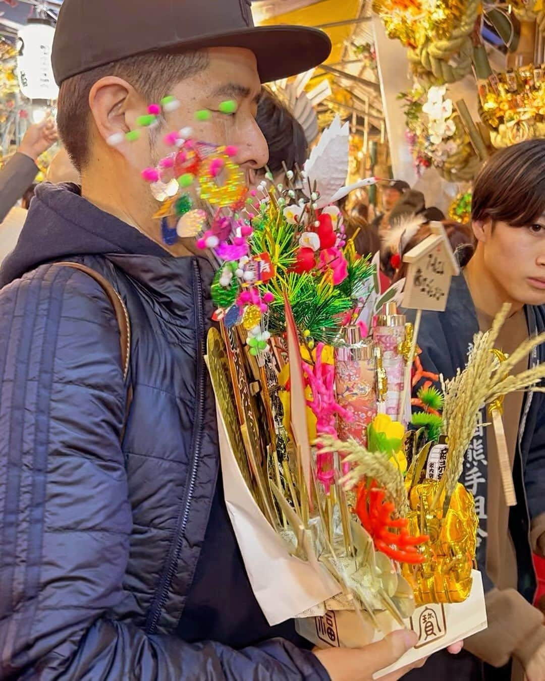 三村ロンドのインスタグラム：「ナレーション収録終わりに花園神社の酉の市へ。  コレが終わるといよいよ年の瀬…  #花園神社 #酉の市 #熊手は置き型 #商売繁盛 #家内安全 #無病息災 #一声入魂」